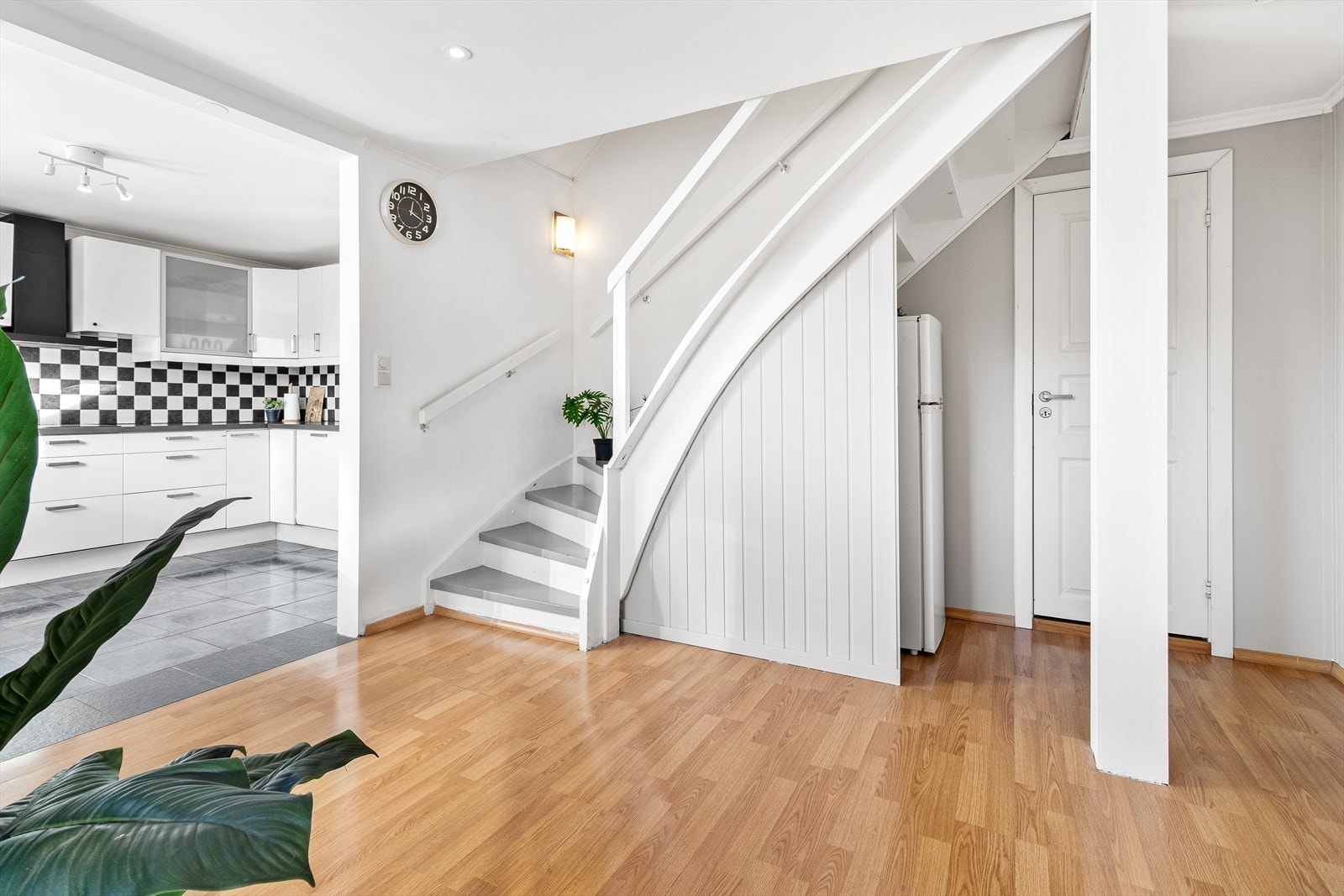 Trappen er delvis innbygget, noe som gir en praktisk oppbevaringsmulighet. I dag brukes plassen til et ekstra kjøle-/fryseskap. Galleribilde
