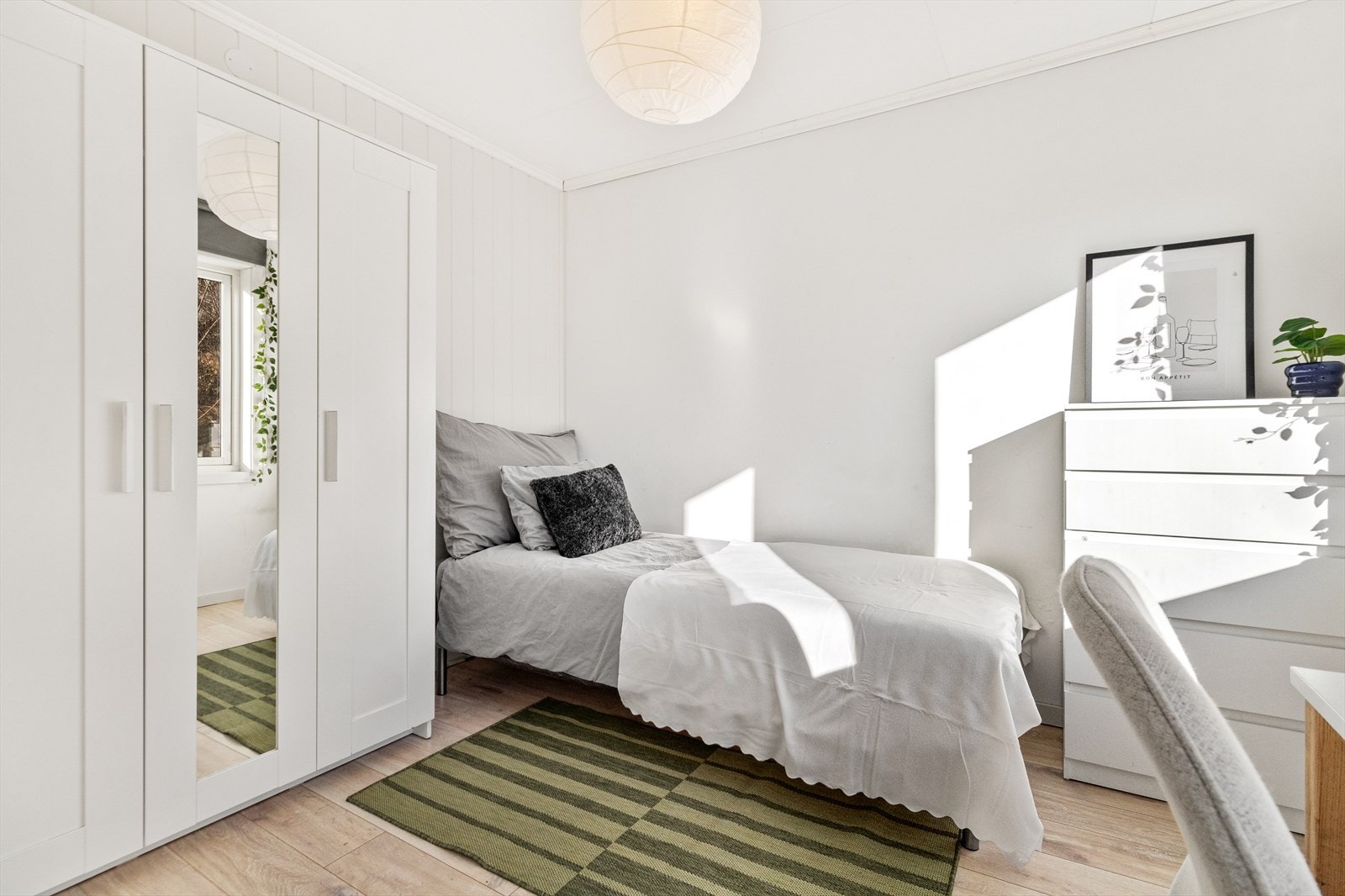 Soverom 2 er av allsidig størrelse med egen verandadør til terrasse. Galleribilde
