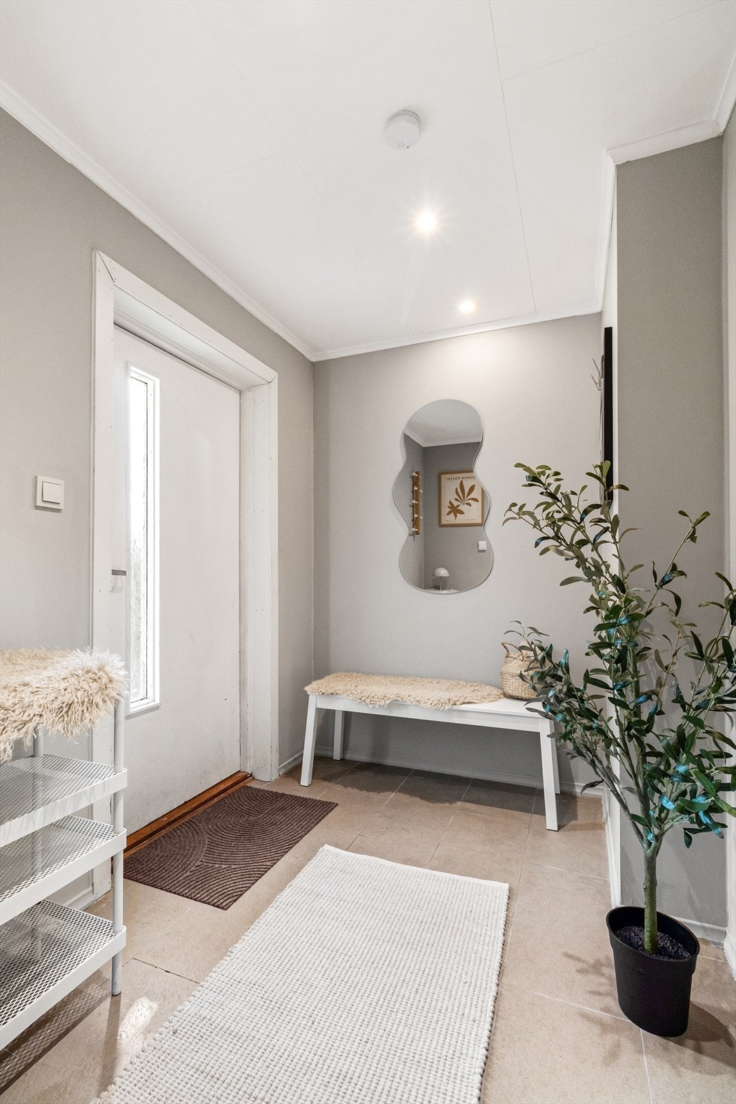 Lys og romslig entré med et stilrent design. Galleribilde