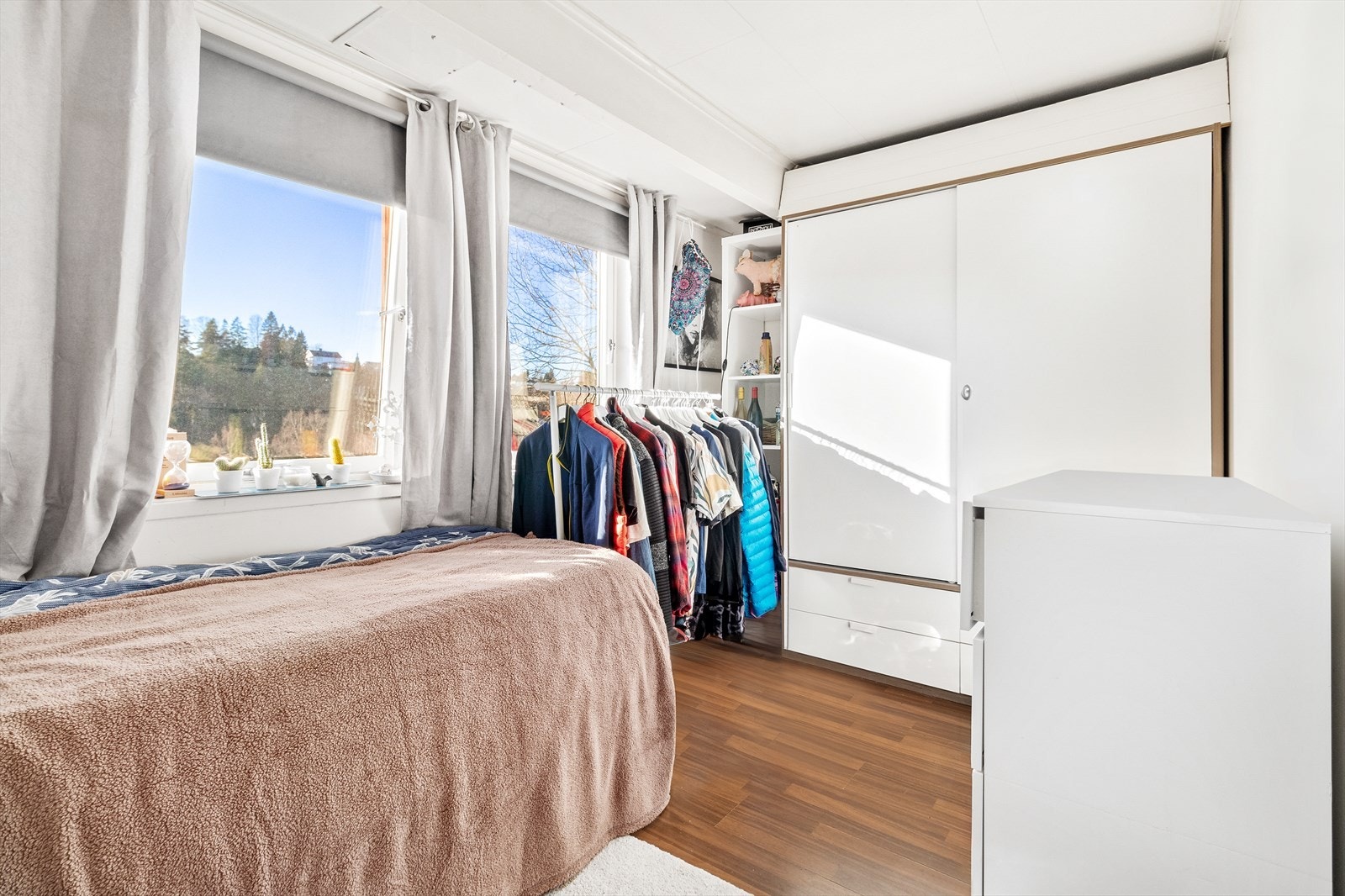 Soverom 4 har god kapasitet til flere bruksmuligheter. Soverommet kan benyttes som kontor, gjesterom eller barnerom. Galleribilde