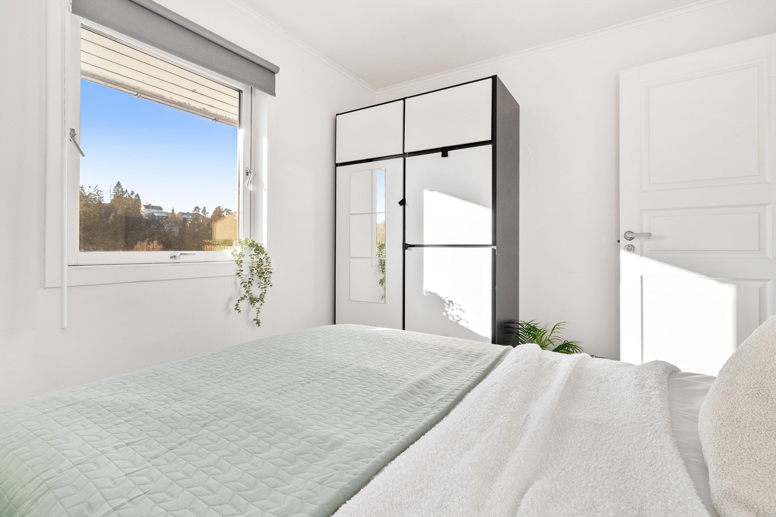 Soverommet har to store vinduer, som slipper inn rikelige mengder med naturlig lys. Galleribilde