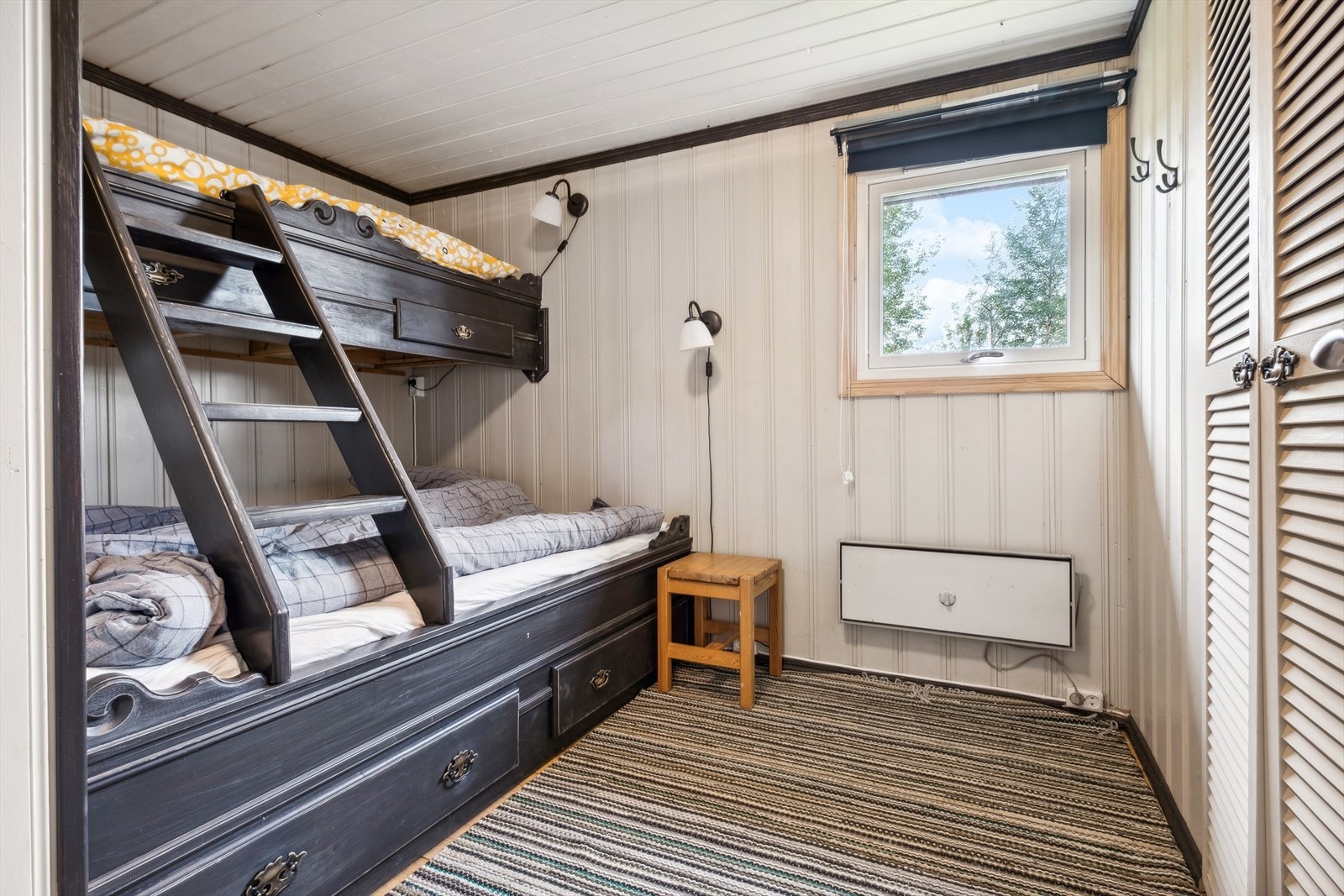 Soverom 1 er ca. 6.6 kvm. Det er god plass til seng og garderobeløsning. Galleribilde