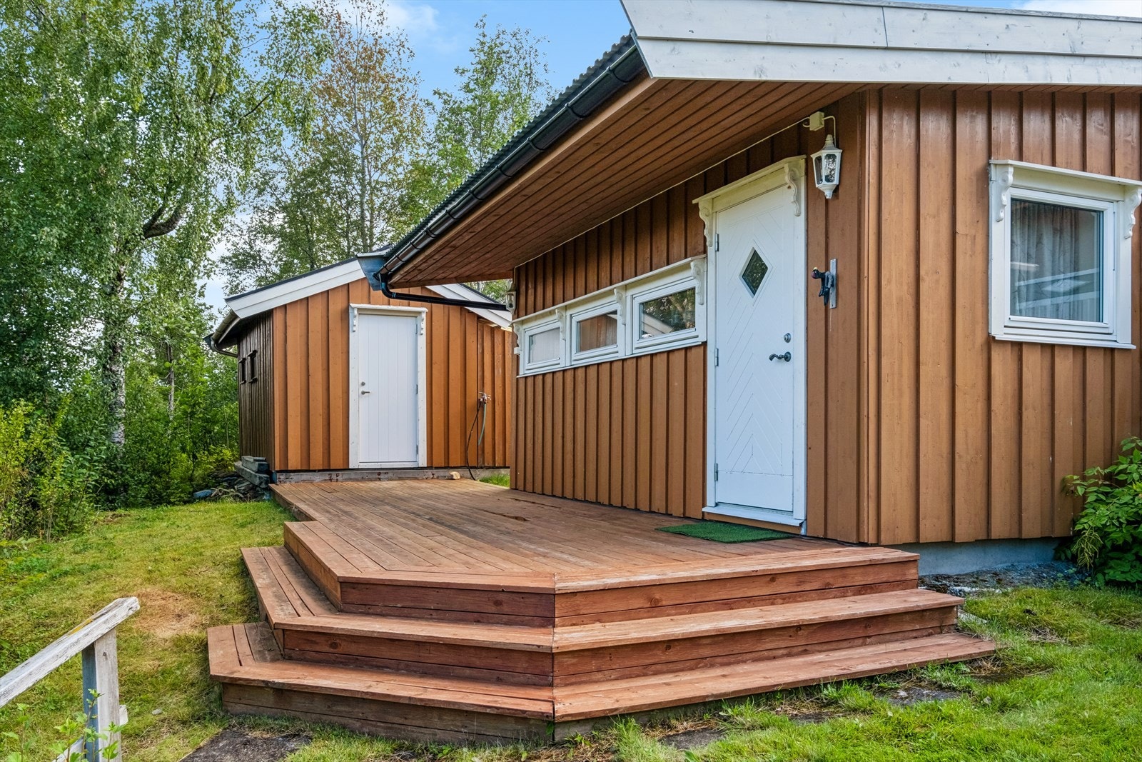 Koselig og delvis overbygget inngangsparti med terrasse på ca. 18 kvm. Galleribilde