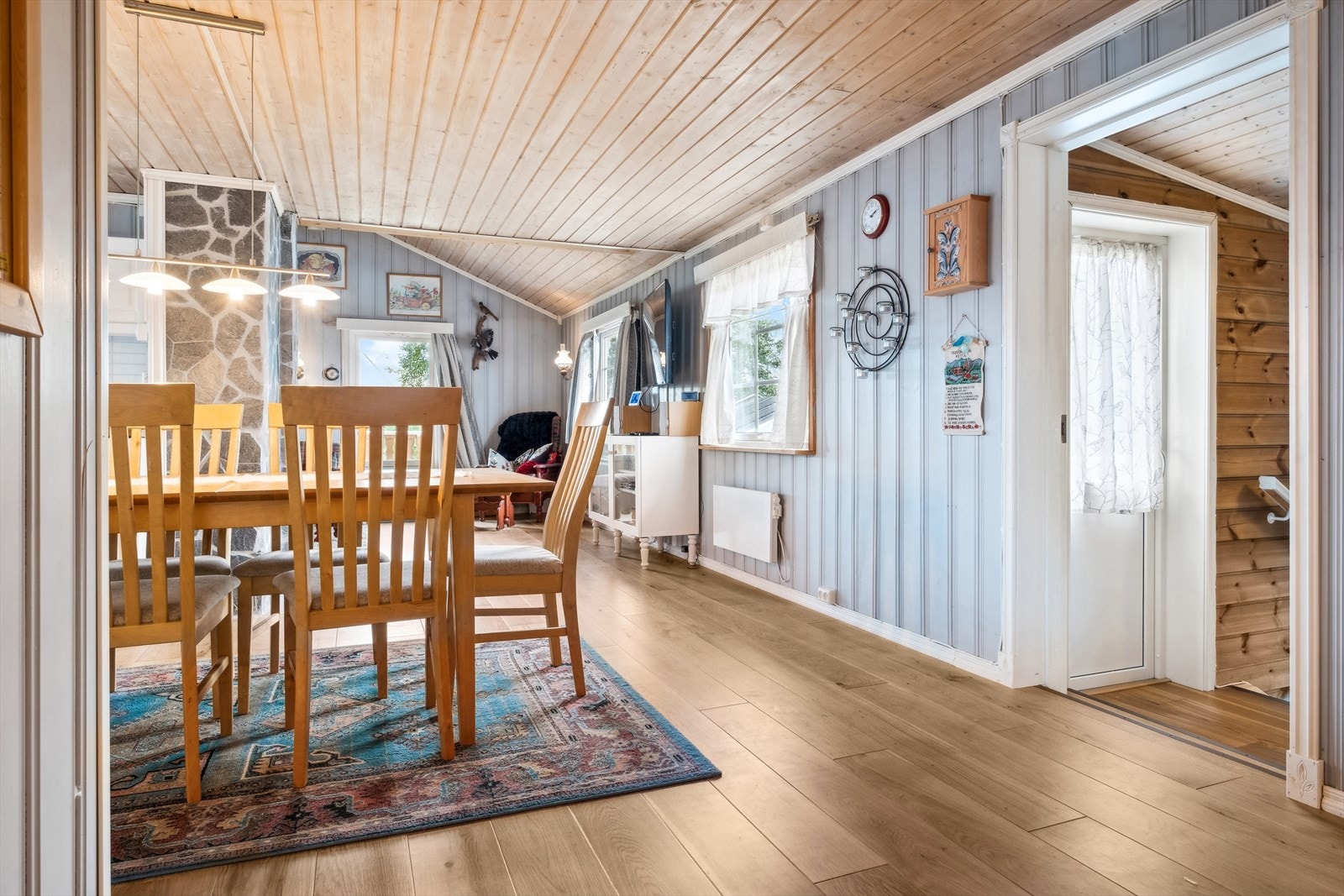 Det er i senere tid lagt nye gulv på både stue og kjøkken. Galleribilde