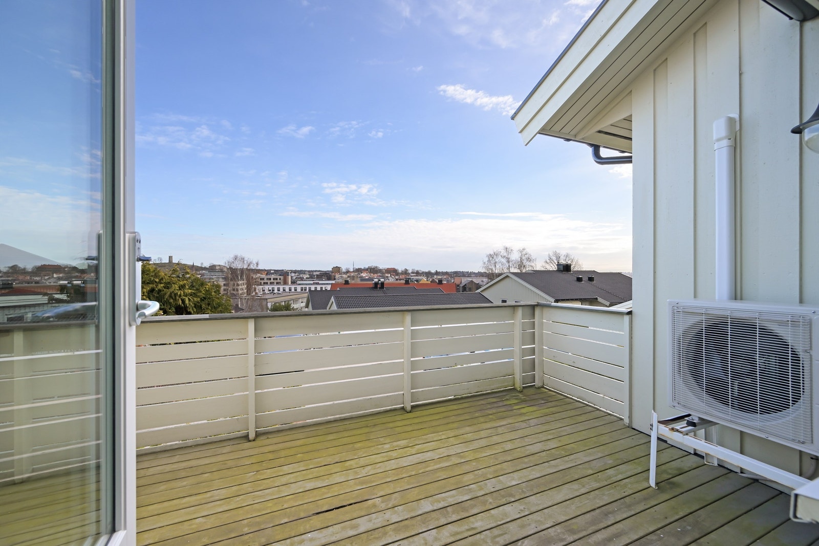 Balkongen er på ca 10 kvm. Galleribilde