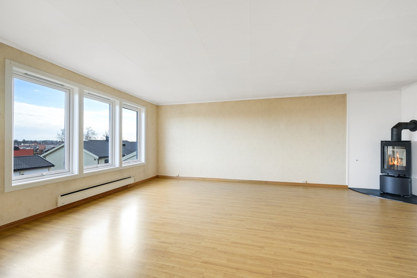 Leiligheten har vinduer fra 2021. Galleribilde