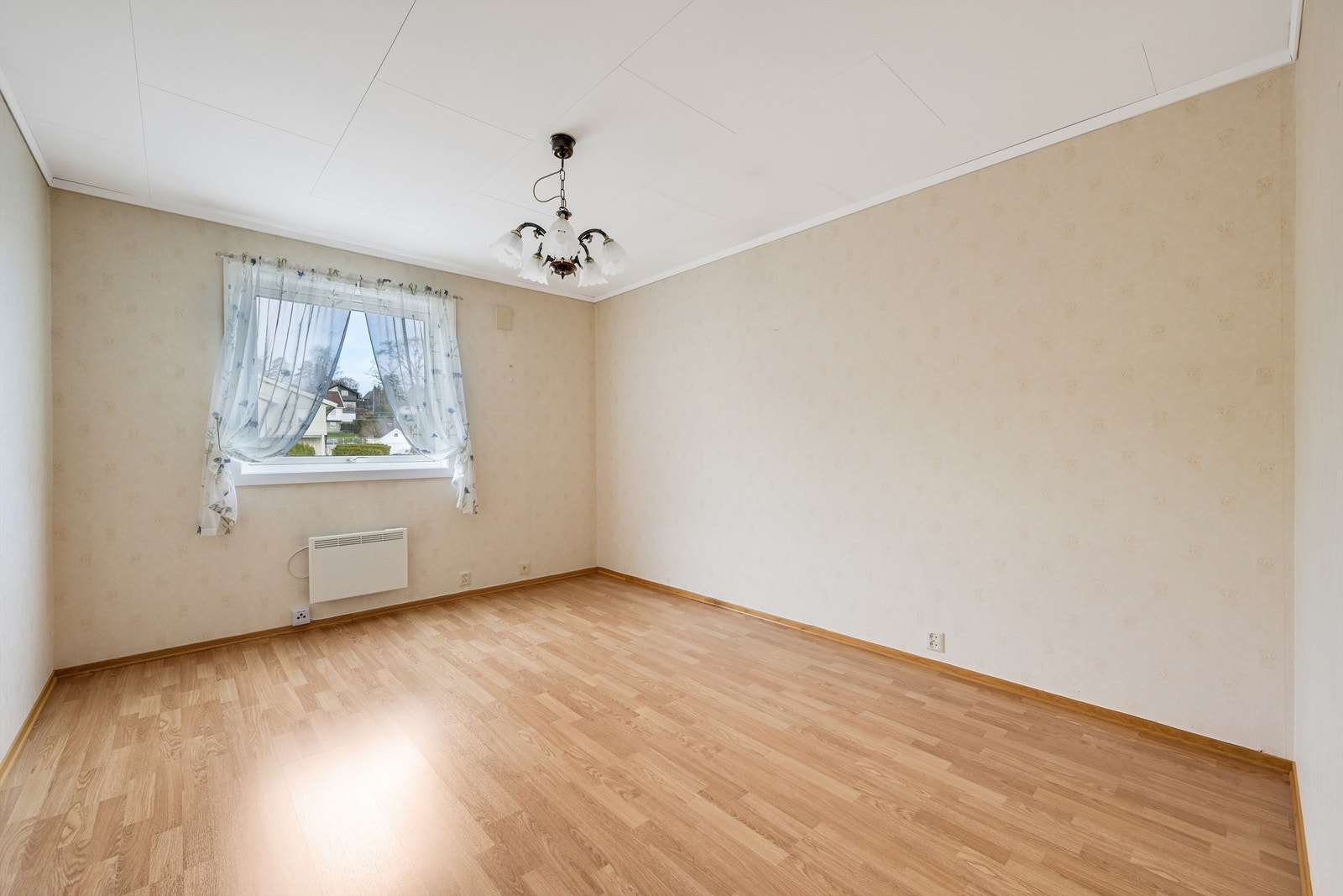 Soverom av god størrelse med plass til dobbeltseng og tilhørende møblement. Galleribilde