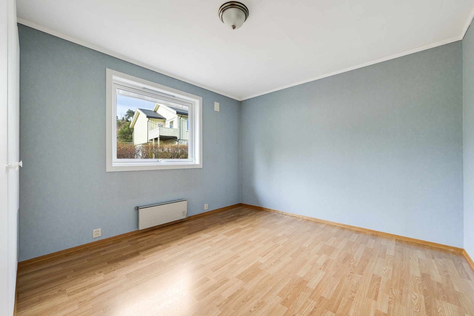 Soverom 2 er også av god størrelse med plass til dobbeltseng og tilhørende møblement. Galleribilde