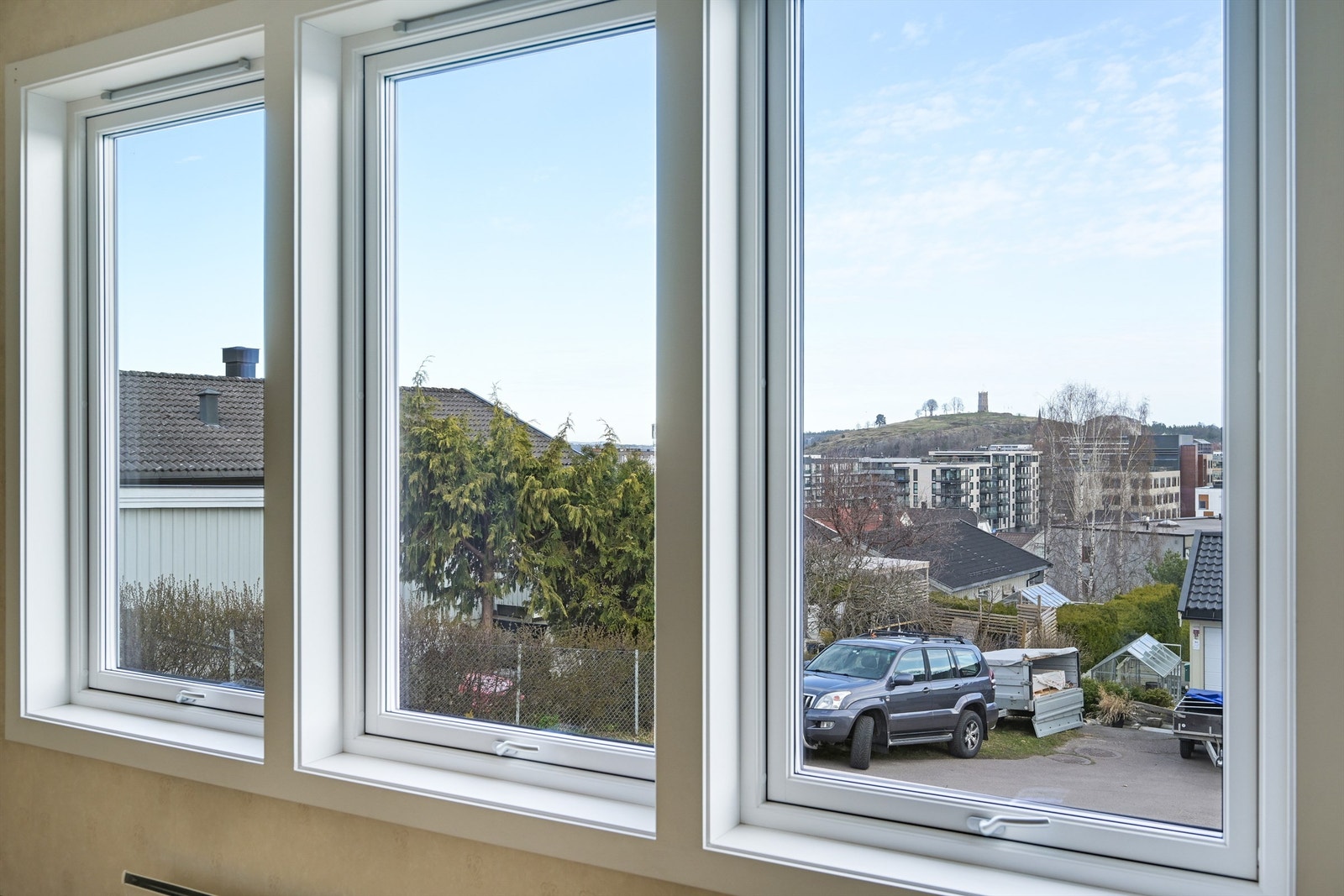 Store vindusflater som slipper rikelig med dagslys inn. Galleribilde