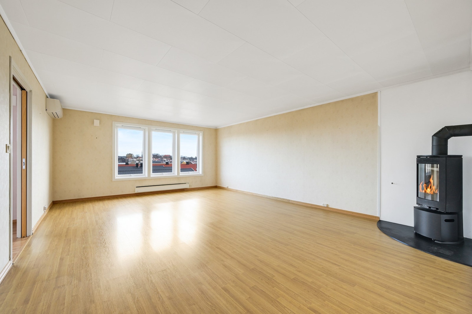 Stor stue med peis og en flott utsikt mot Tønsberg by. Galleribilde