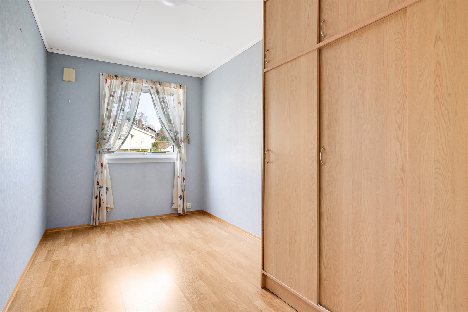 Soverom 3 med plass til seng og tilhørende møblement. Innredet med garderobeskap. Galleribilde