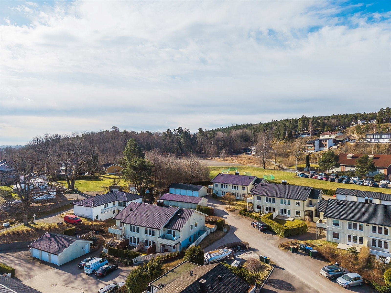 På oppsiden av boligområdet er det friområde/anlegg for idrett og sport. Galleribilde