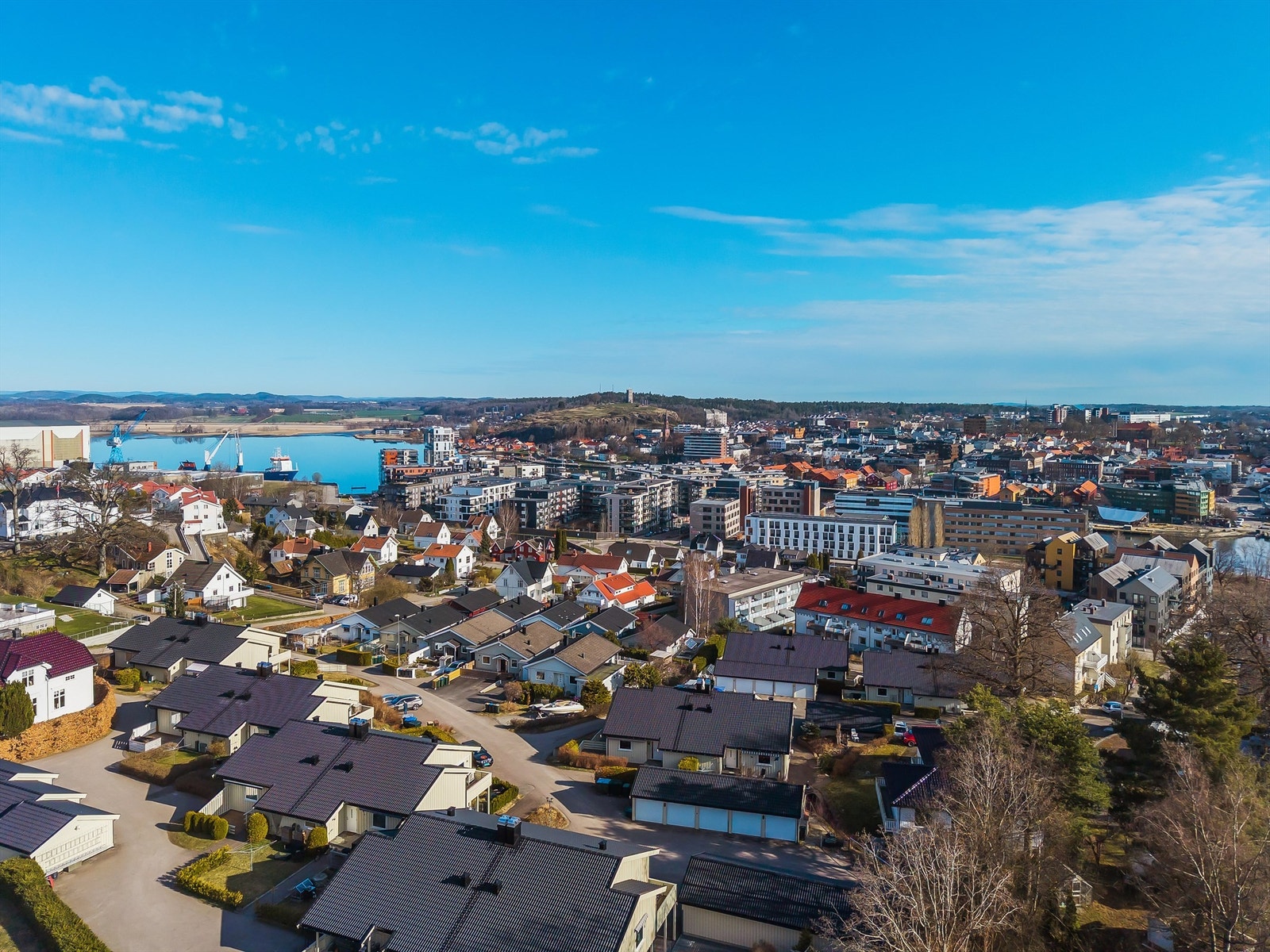 Ypperlig beliggenhet ved Teieskogen med flotte turområder, en liten spasertur til Tønsberg brygge og kort vei til Teie Torv. Galleribilde