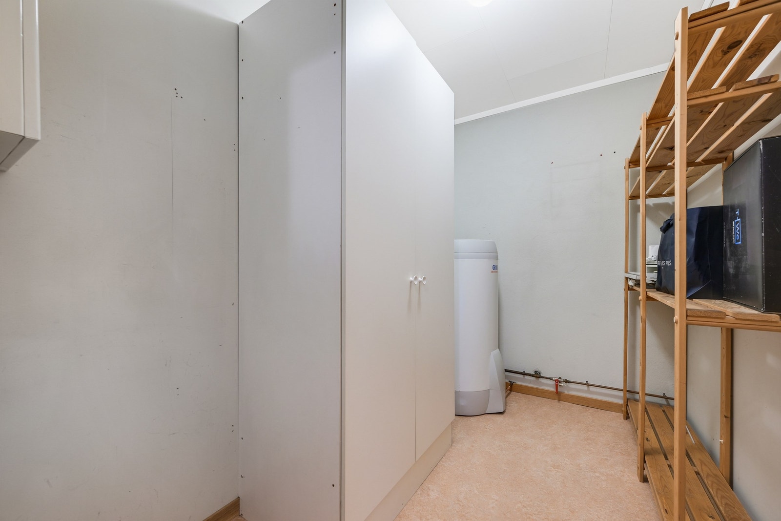 Bod med gods plass til oppbevaring av diverse utstyr. Galleribilde