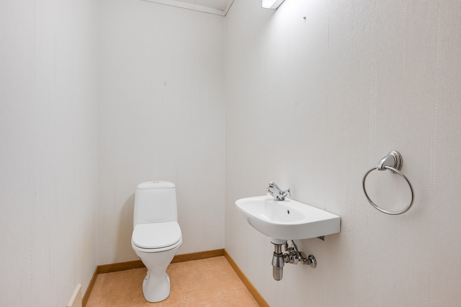 Toalettrom med wc og servant. Galleribilde