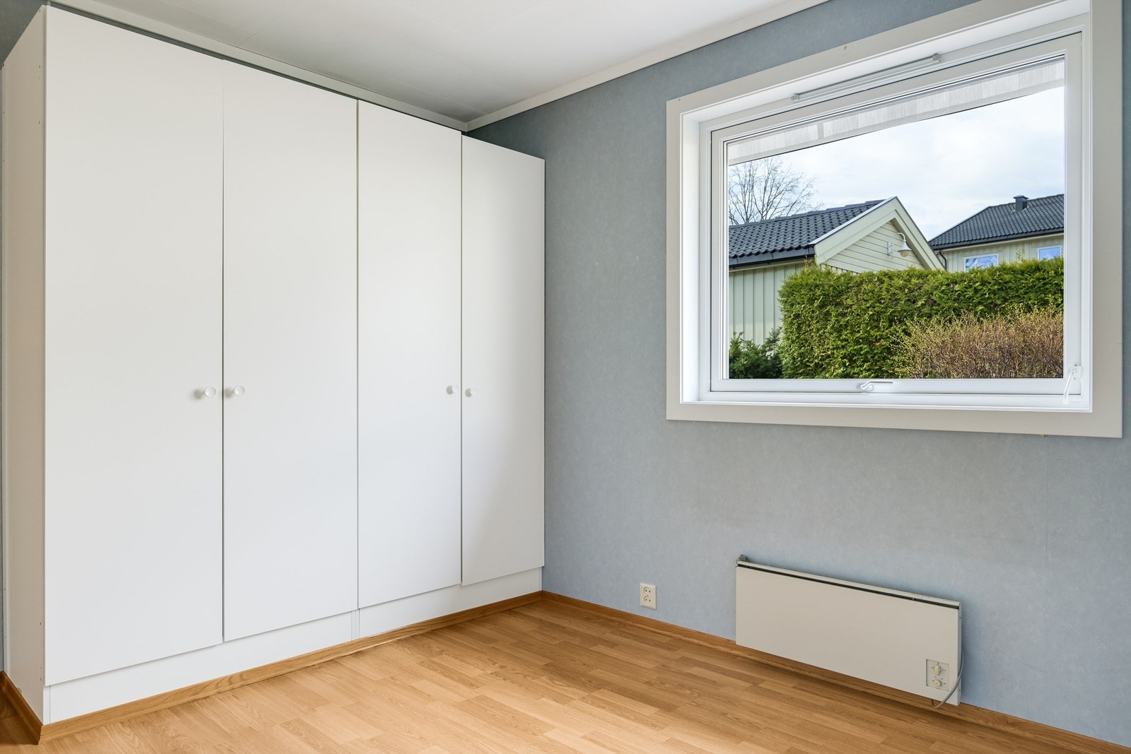 Praktisk garderobeskap for god oppbevaring. Galleribilde