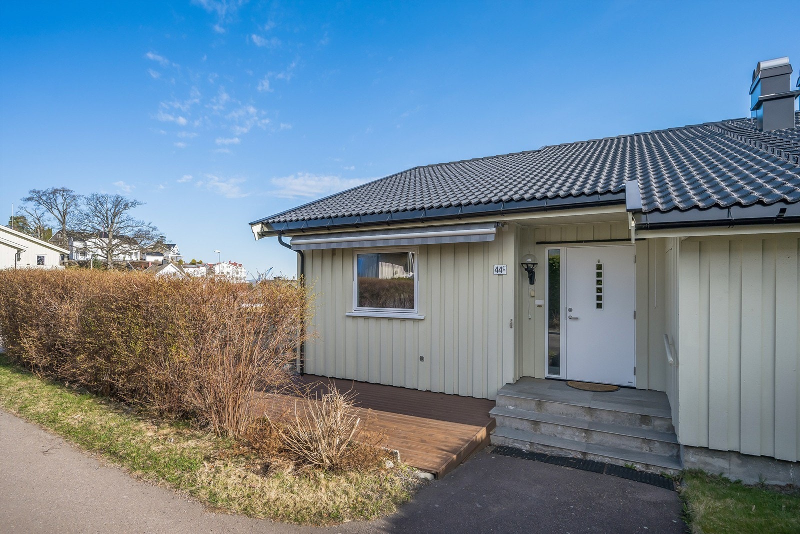 Hyggelig inngangsparti med vestvendt terrasse på ca. 28 kvm. Galleribilde