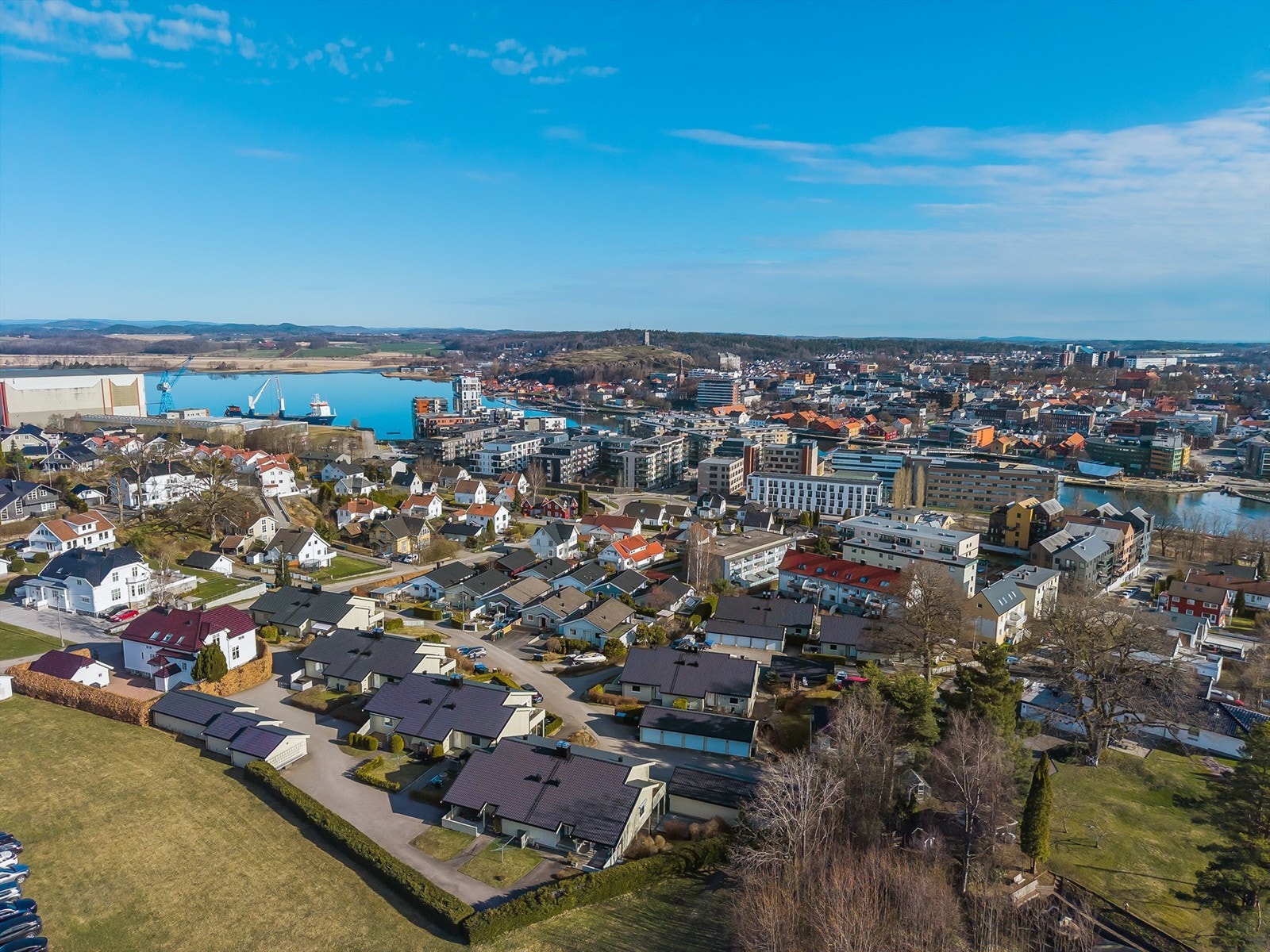 Ligger i en skråning mot Tønsberg sentrum og Kaldnes. Galleribilde