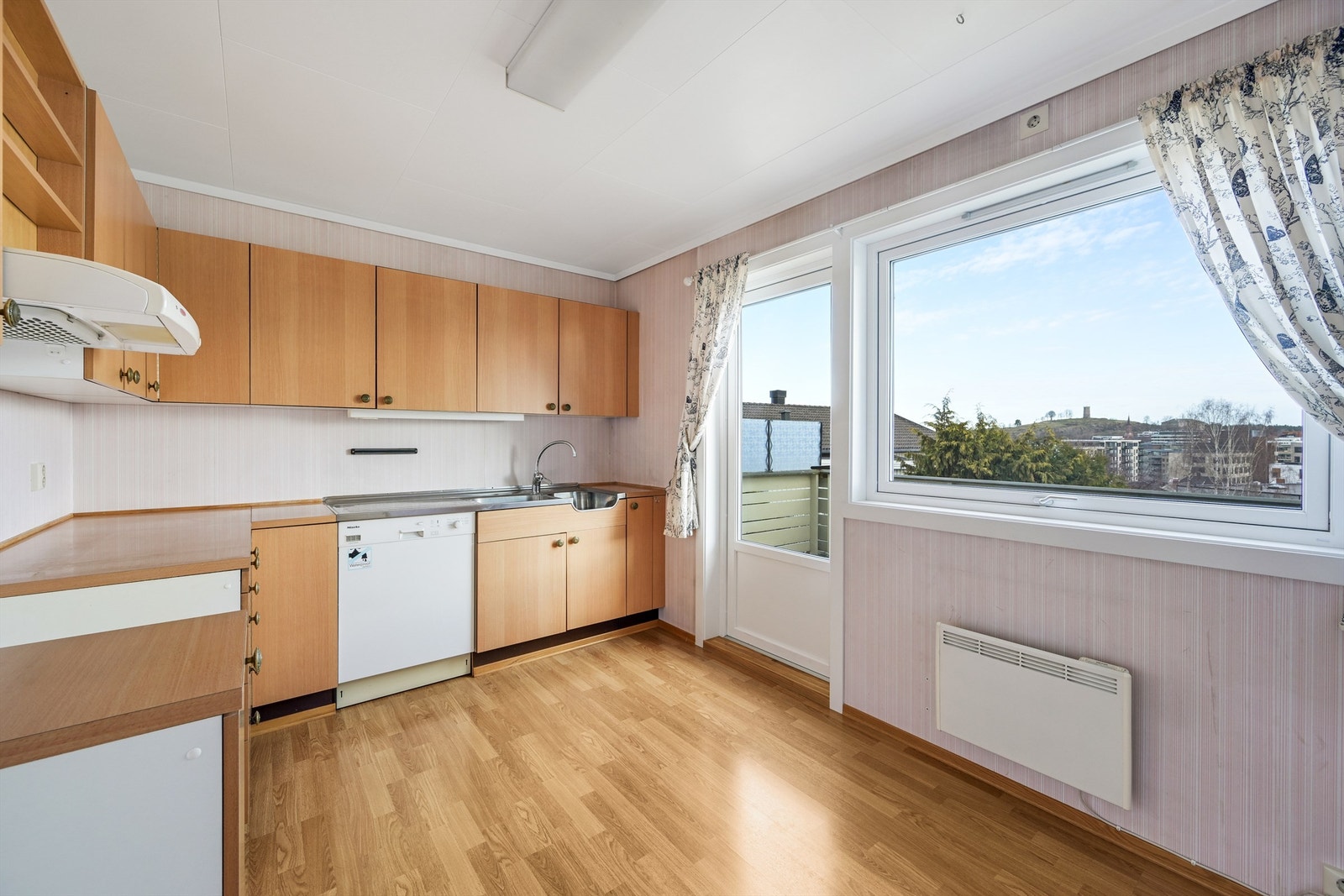 Fra kjøkkenet har du adkomst til en hyggelig balkong. Galleribilde