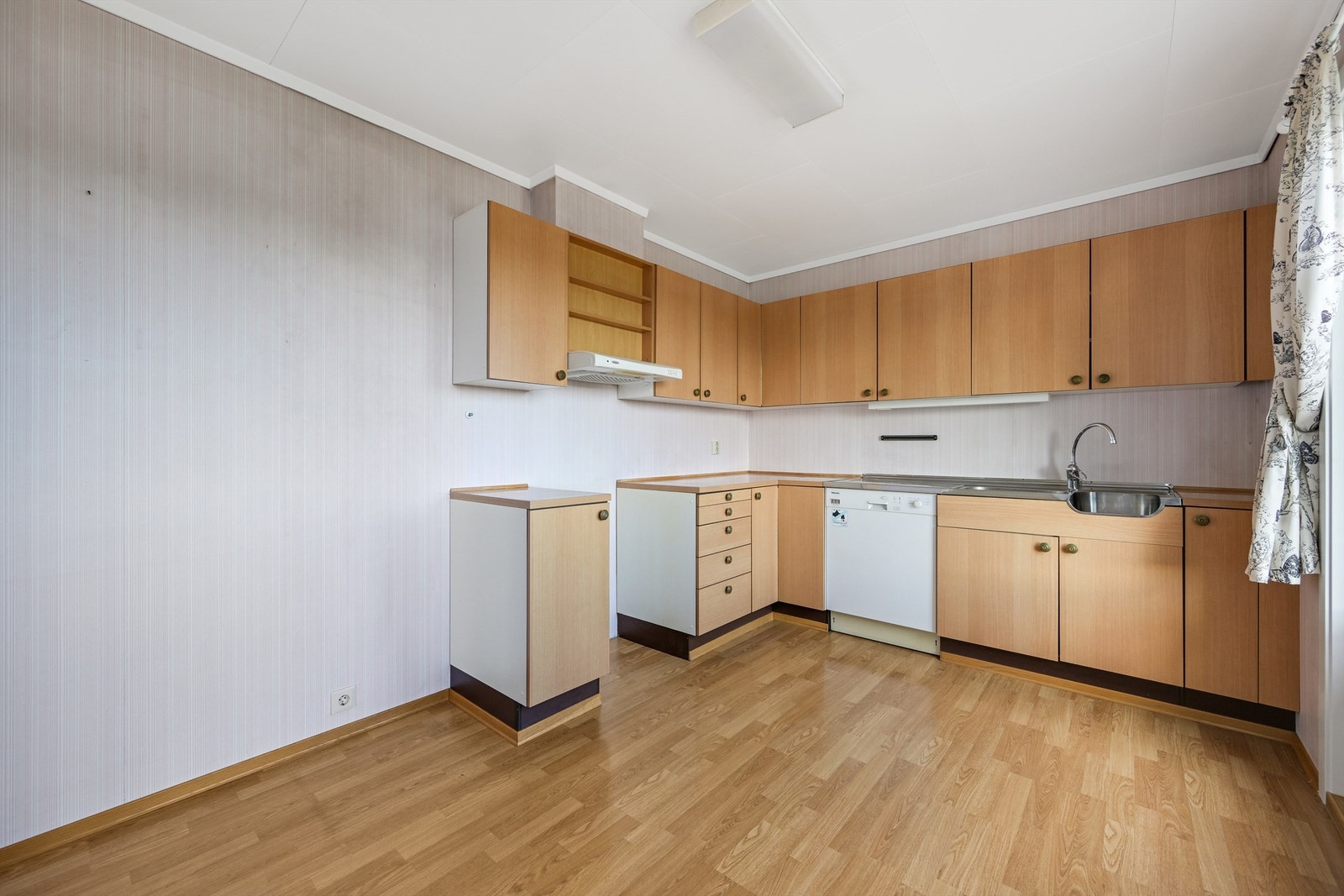 Kjøkken med plass til et spisemøblement. Galleribilde