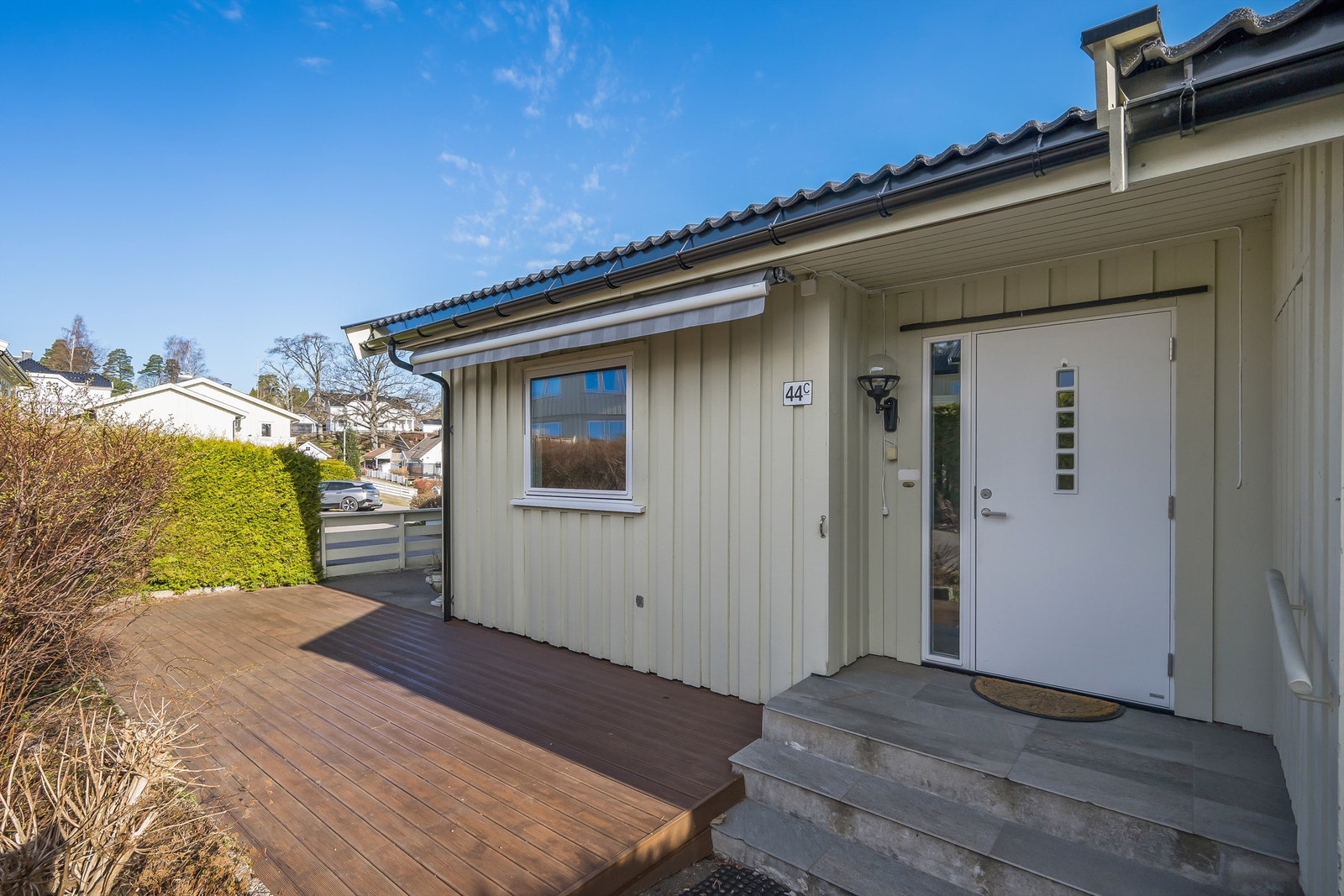 Hyggelig terrasse som er flott å bruke gjennom hele sommerhalvåret. Galleribilde