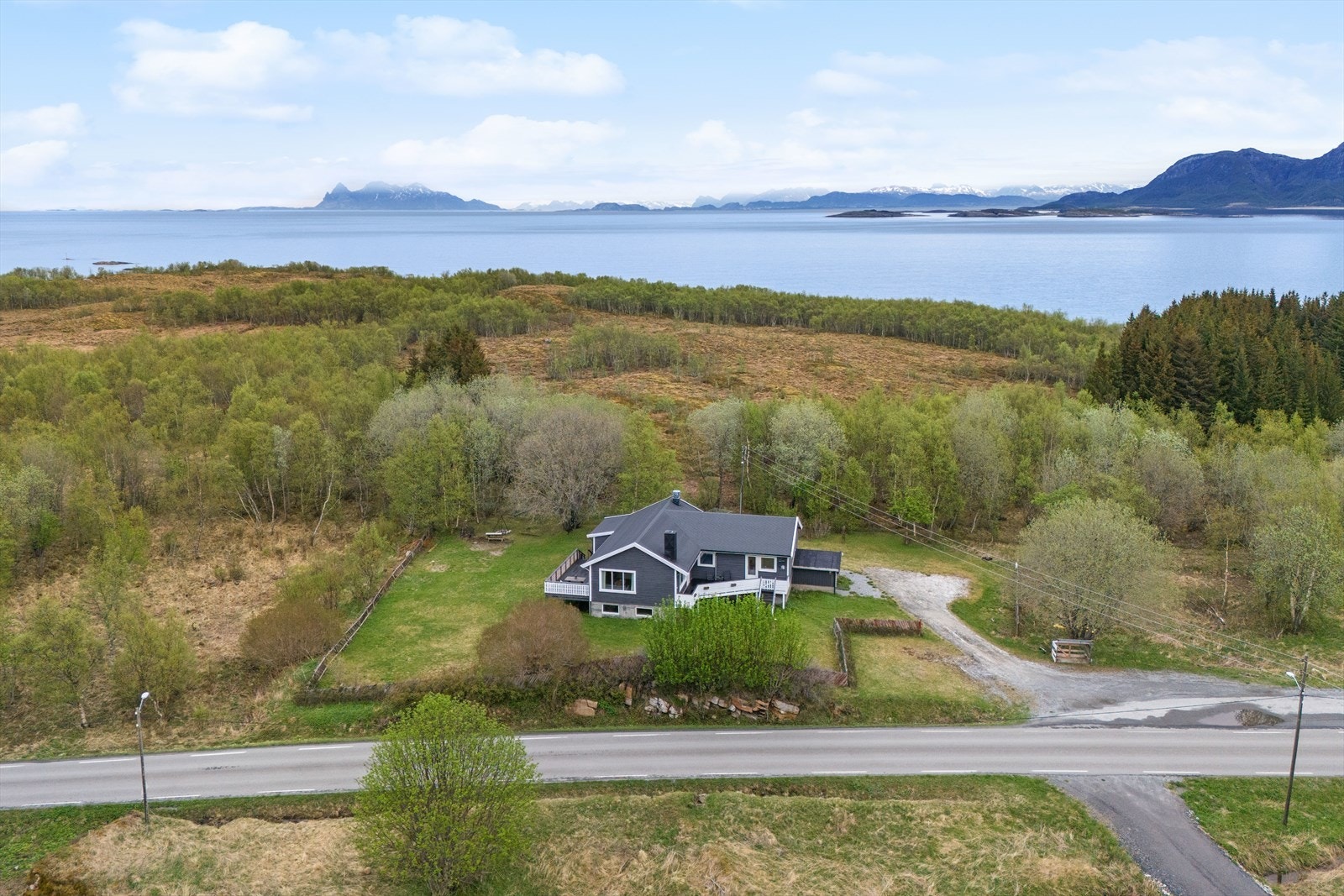 Tomten er svært romslig og pent opparbeidet med gruset parkering ifbm. adkomst og en stor velholdt hage Galleribilde