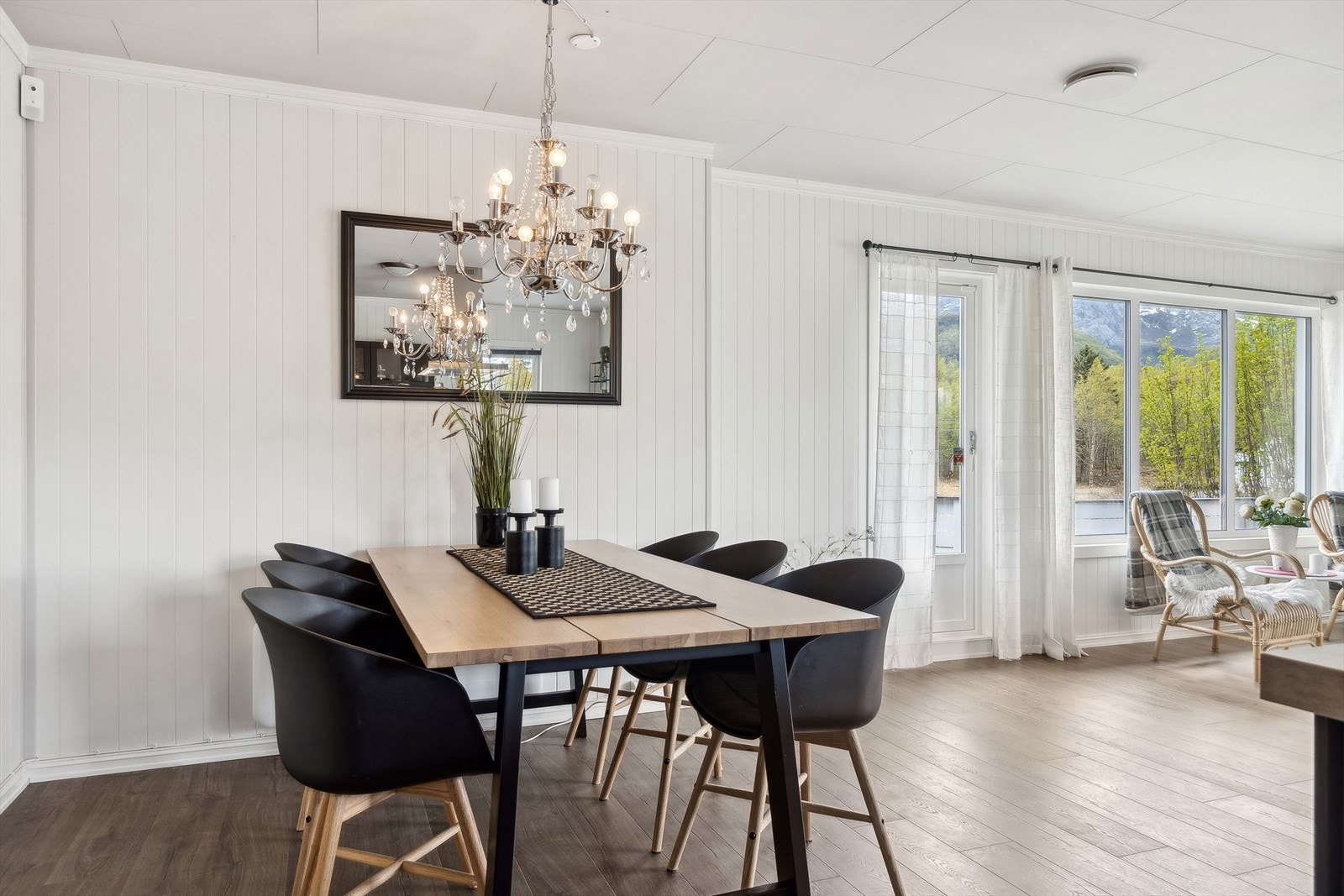 En får også plass til spisegruppe tilpasset 6-8 personer i stuen Galleribilde