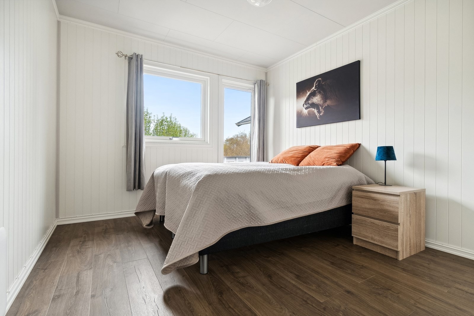 Soverom I - Hovedsoverommet er av fin størrelse med god plass til stor seng. Herfra er det utgang til en sørvendt veranda. Galleribilde