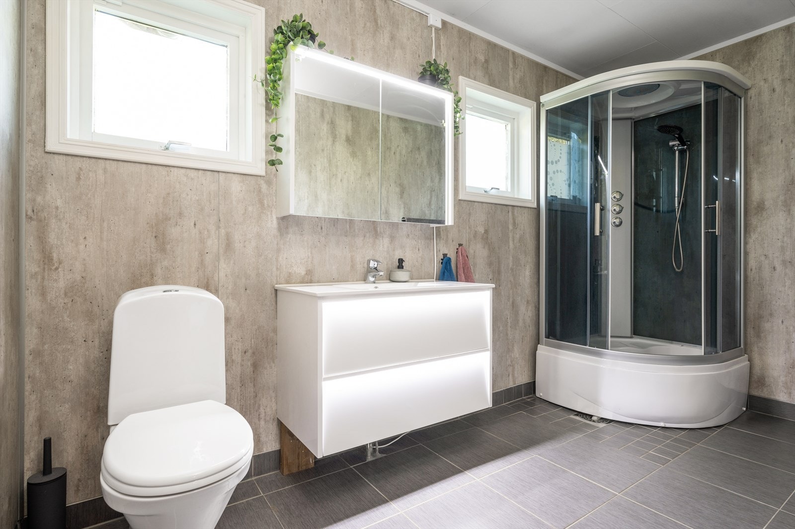 Badet ble oppgradert i 2020 med flislagt gulv m/elektriske varmekabler og baderomsplater på vegger Galleribilde