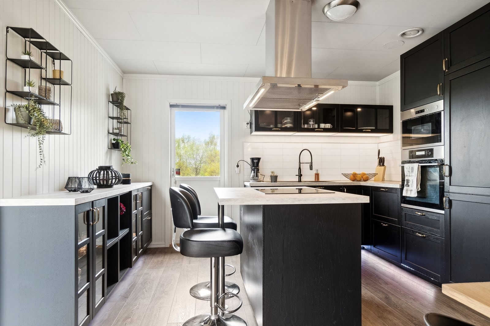 De integrerte hvitevarene medfølger og består av stekeovn, mikrobølgeovn, koketopp, oppvaskmaskin og kjøleskap Galleribilde