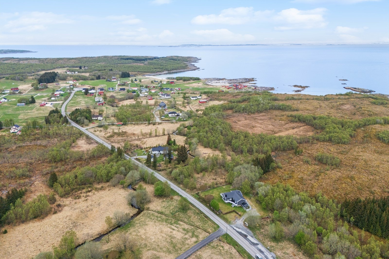 Her bor du kun noen få minutter i bil unna Sandhornøy skole 1-10 trinn. Skolen ligger i Dalan, her er skole og barnehage samlokalisert. Galleribilde