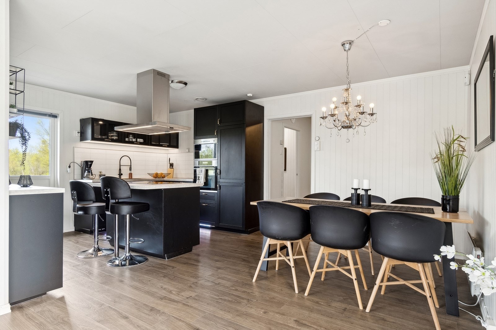 Det er kjøkkenøy m/barløsning samt svært godt utbygget med skap- og benkeplass Galleribilde