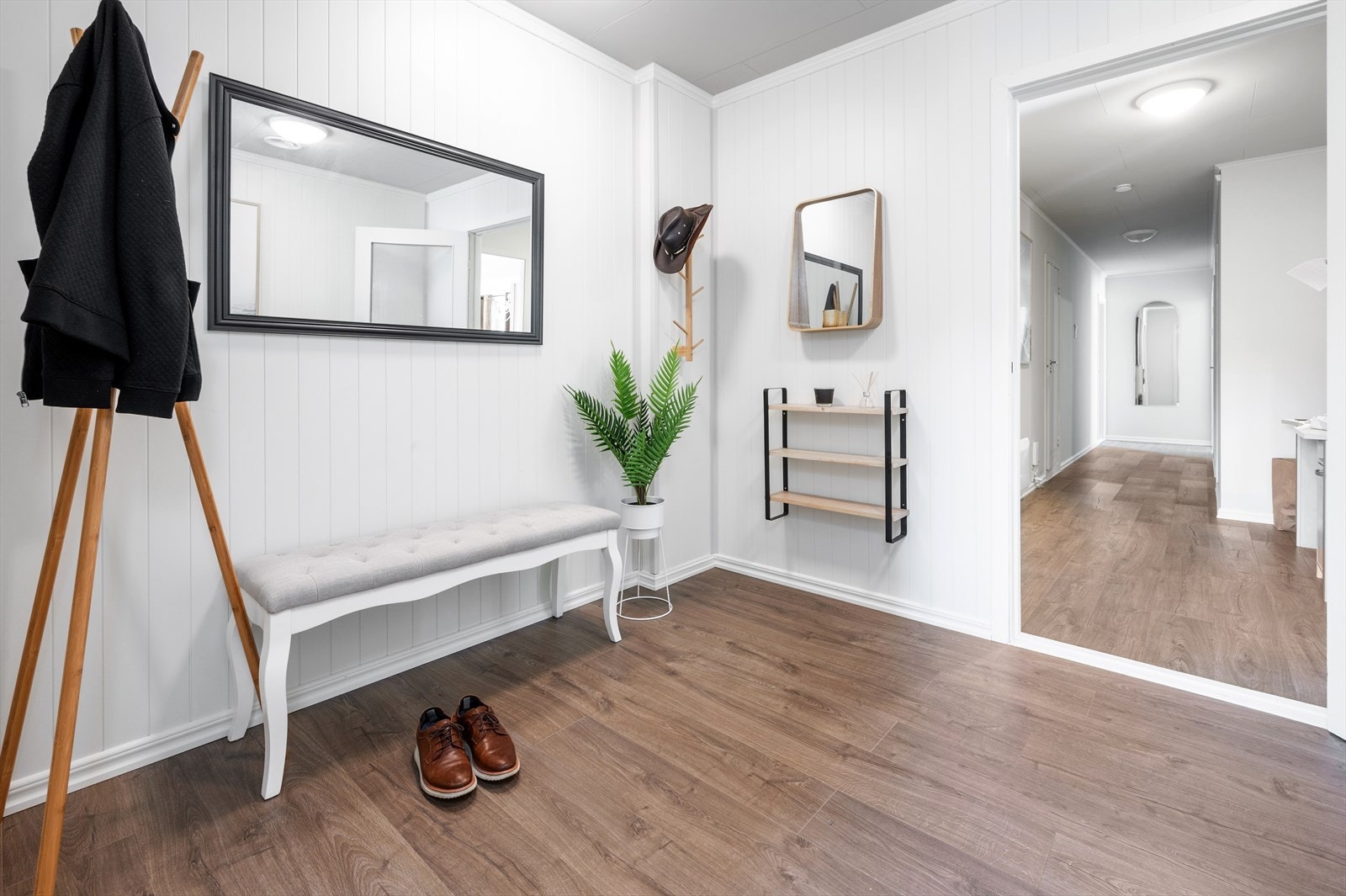 Man ønskes velkommen inn i en lys og hyggelig entrè/gang med god plass til å etablere garderobeskap ved behov Galleribilde