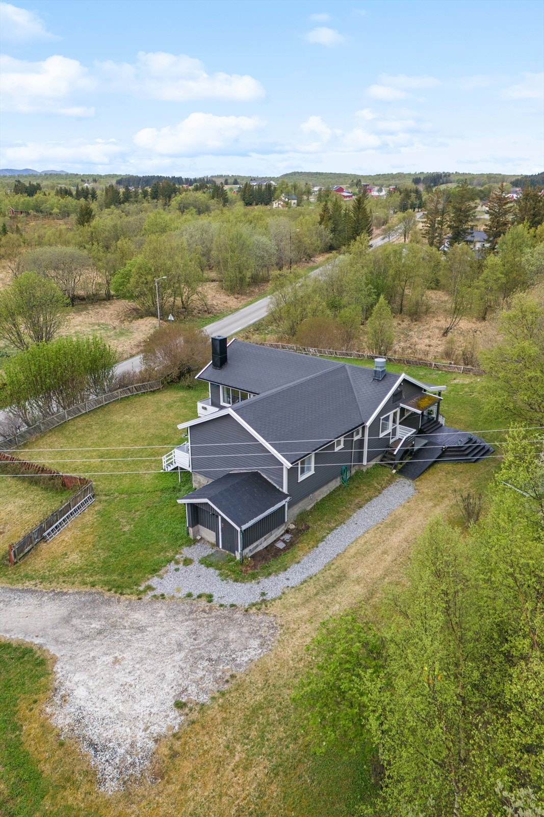 Inngangspartiet er overbygget og har en liten østvendt terrasse (morgensol) Galleribilde