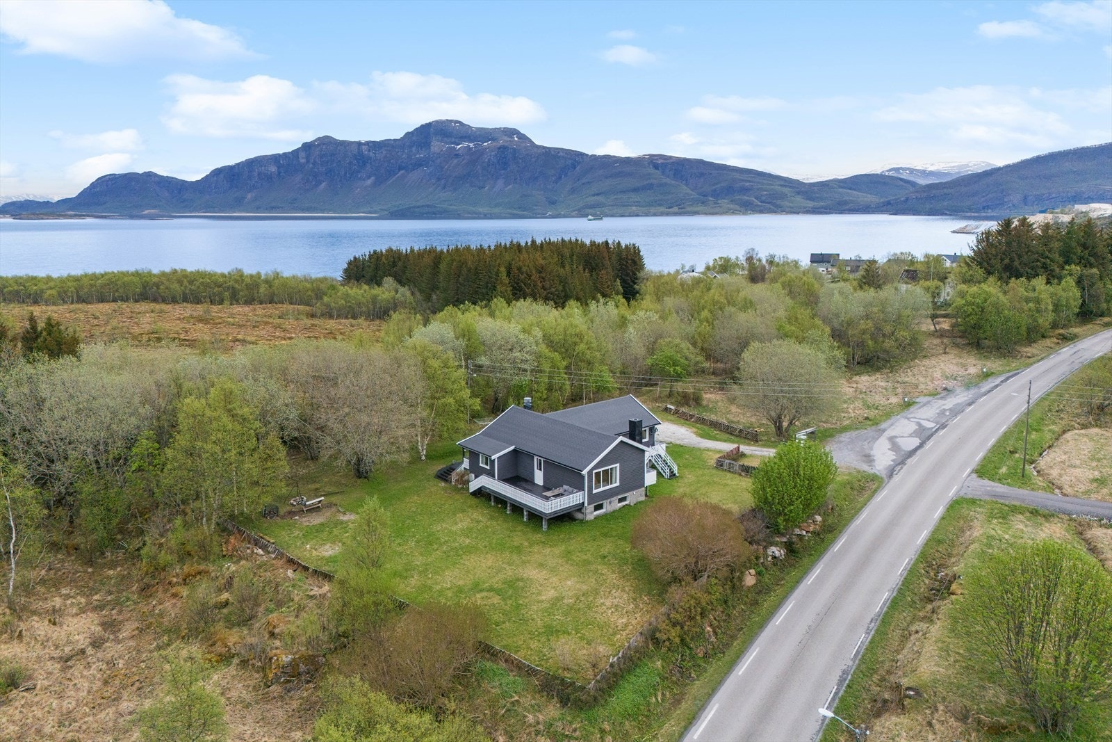 DNB Eiendom v/Bjørn Harald Sandvik presenterer en velholdt enebolig med rolig, landlig og familievennlig beliggenhet på Sandhornøy Galleribilde