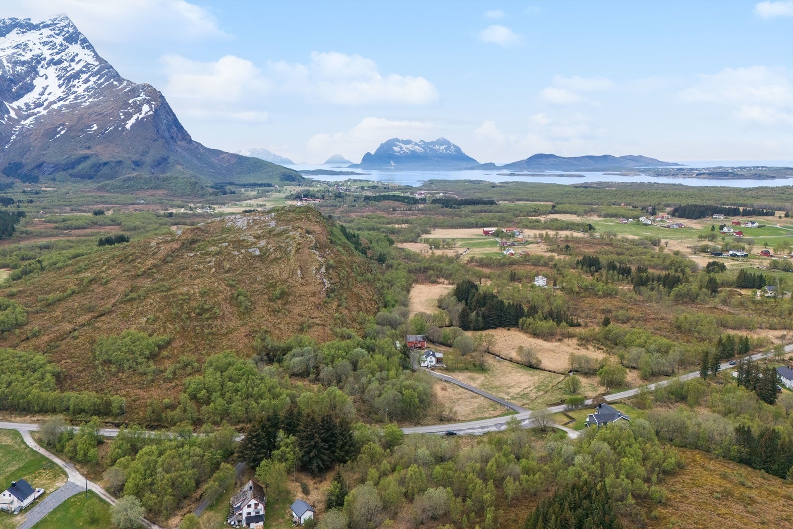 Sandhornøy byr på vakker natur med alt fra høye fjelltopper til fiskerike farvann! Galleribilde