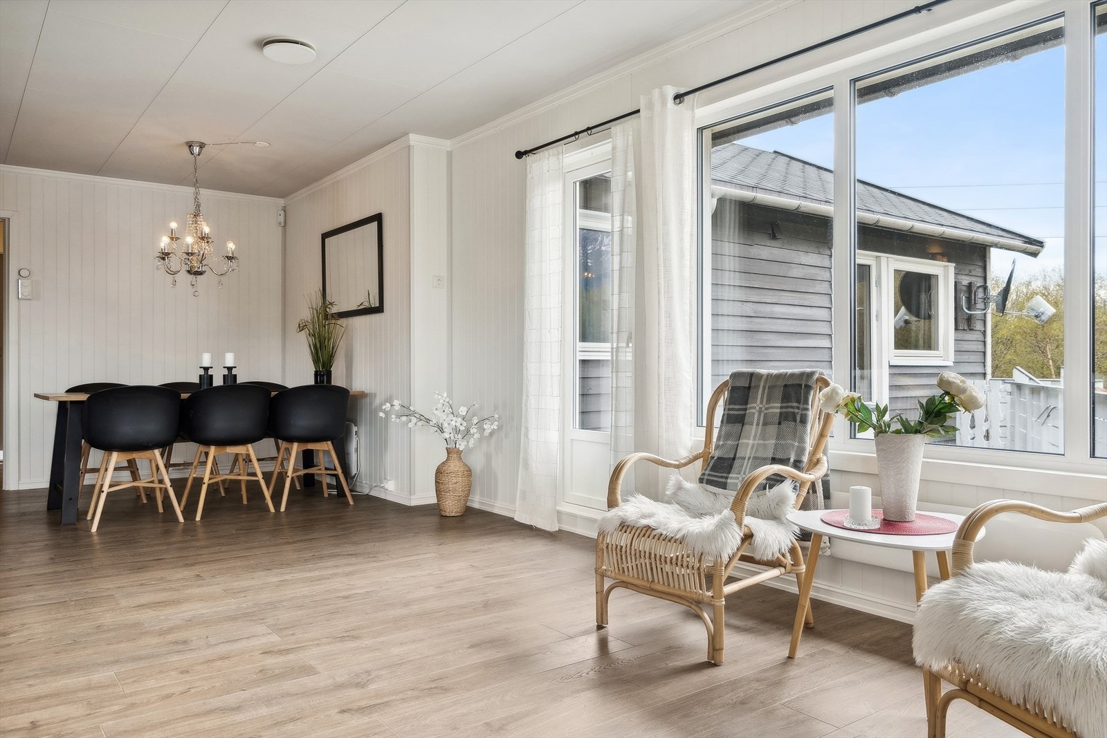 Utgang til terrassen fra stuen Galleribilde