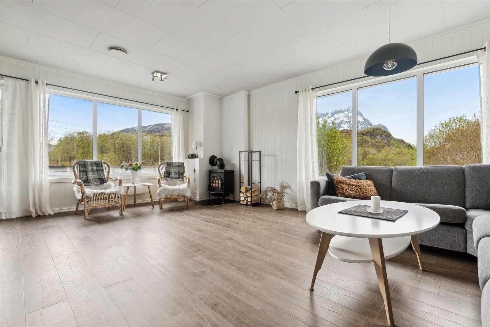 Ildstedet gir hygge og sørger for rask oppvarming på kalde vinterdager - Det er også etablere panelovner for mer stabil varme Galleribilde