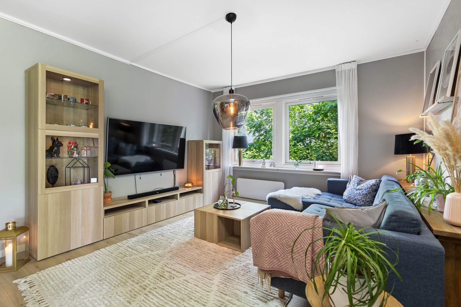 I stuen er det god plass til sofa og tilhørende møblement. Galleribilde