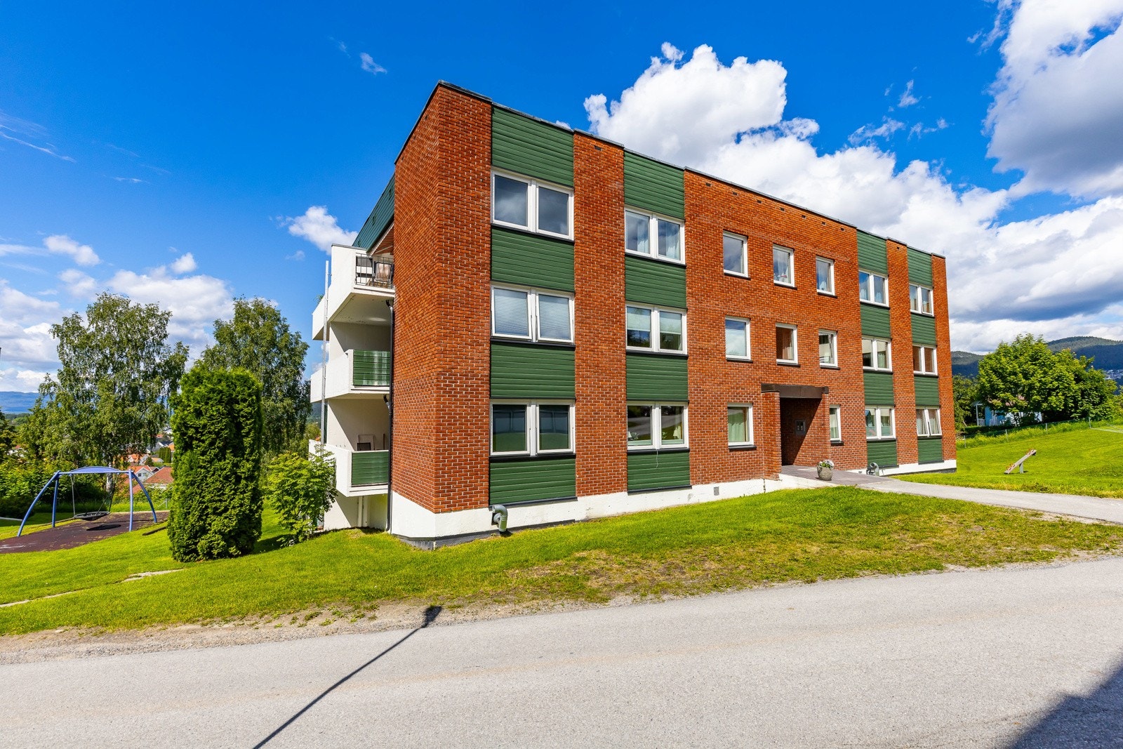 Det er felles, overbygd inngangsparti. Galleribilde