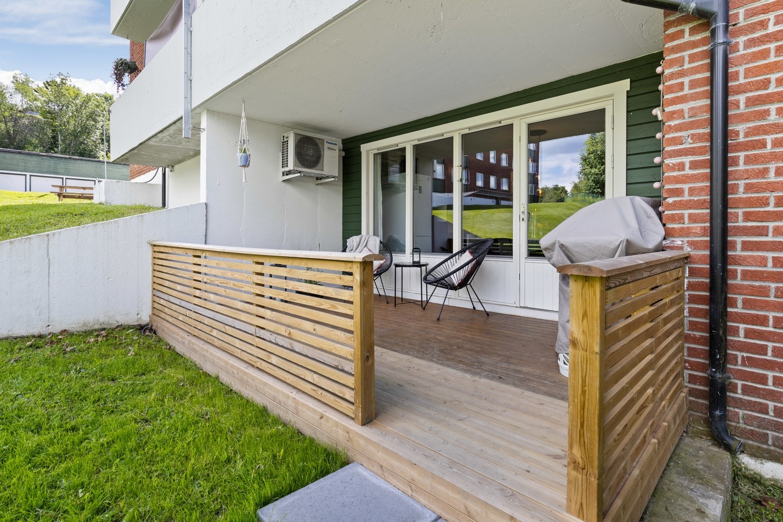 Leiligheten har en koselig og usjenert markterrasse på ca. 12 kvm. Galleribilde