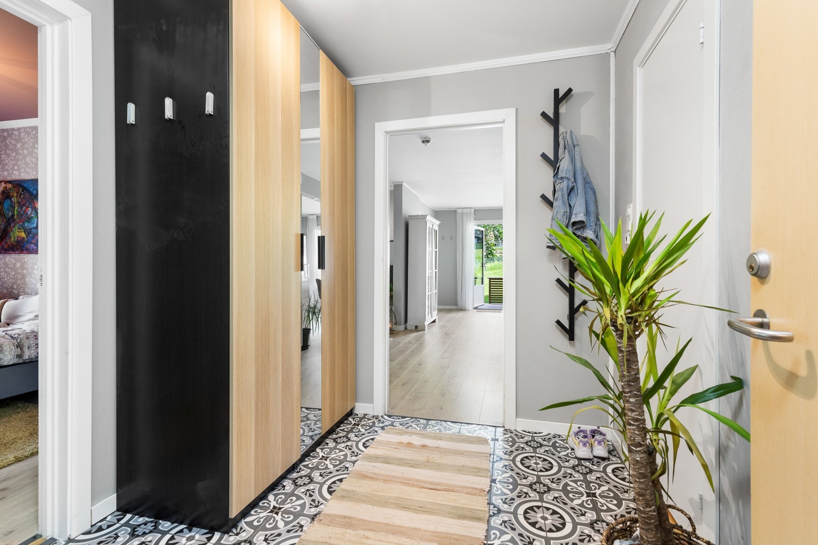 Entreen har, som resten av leiligheten, blitt pusset opp i nyere tid med moderne overflater. Galleribilde