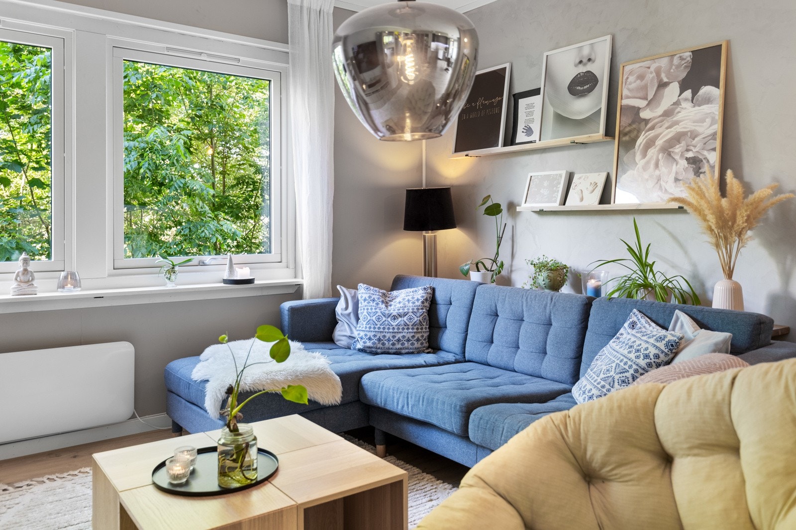 Over sofaen er det to bildehyller, som gjør det enkelt å sette sitt personlig preg på veggen. Galleribilde
