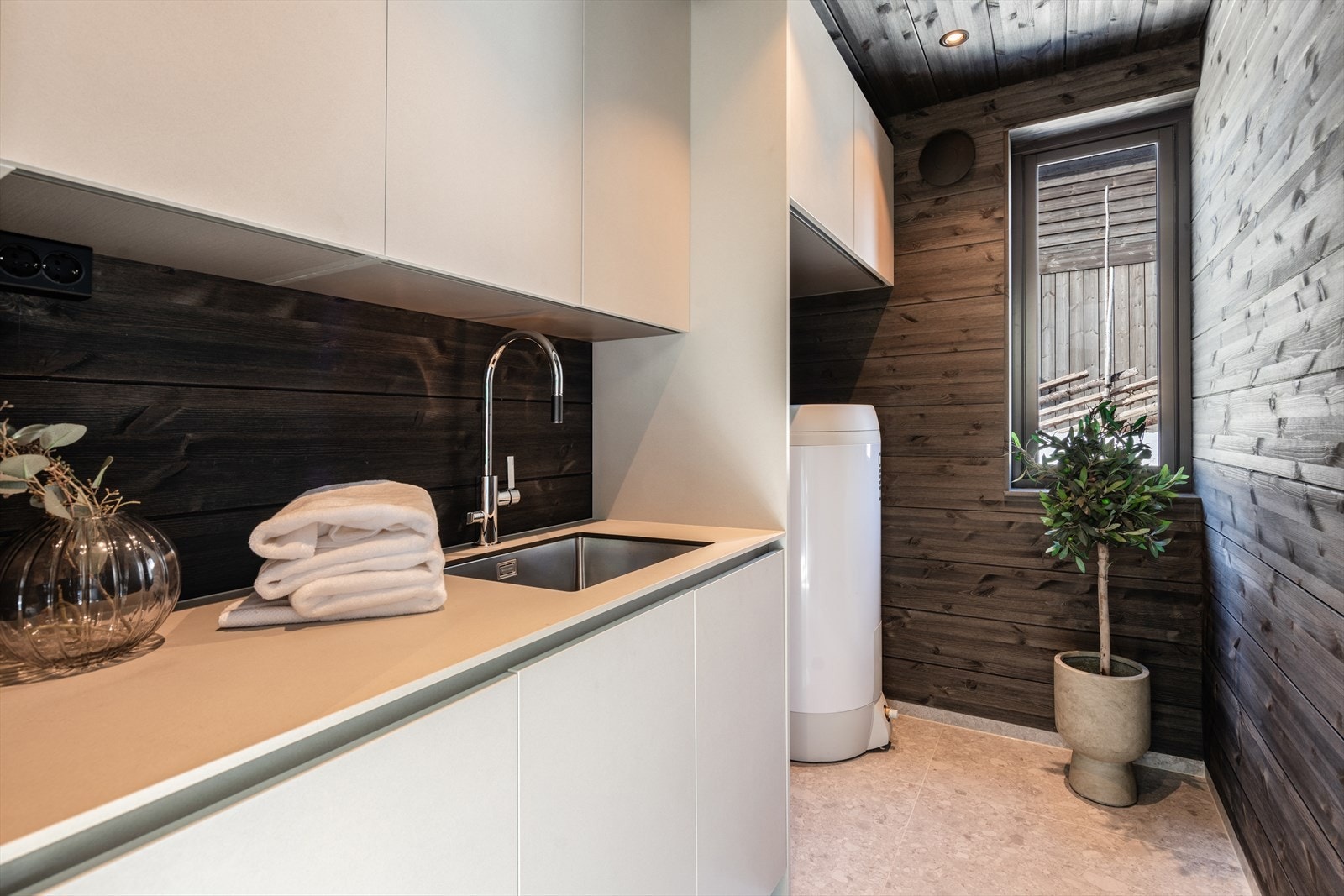 Vaskerom med plass til vaskemaskin, tørketrommel og gode muligheter for oppbevaring. Galleribilde