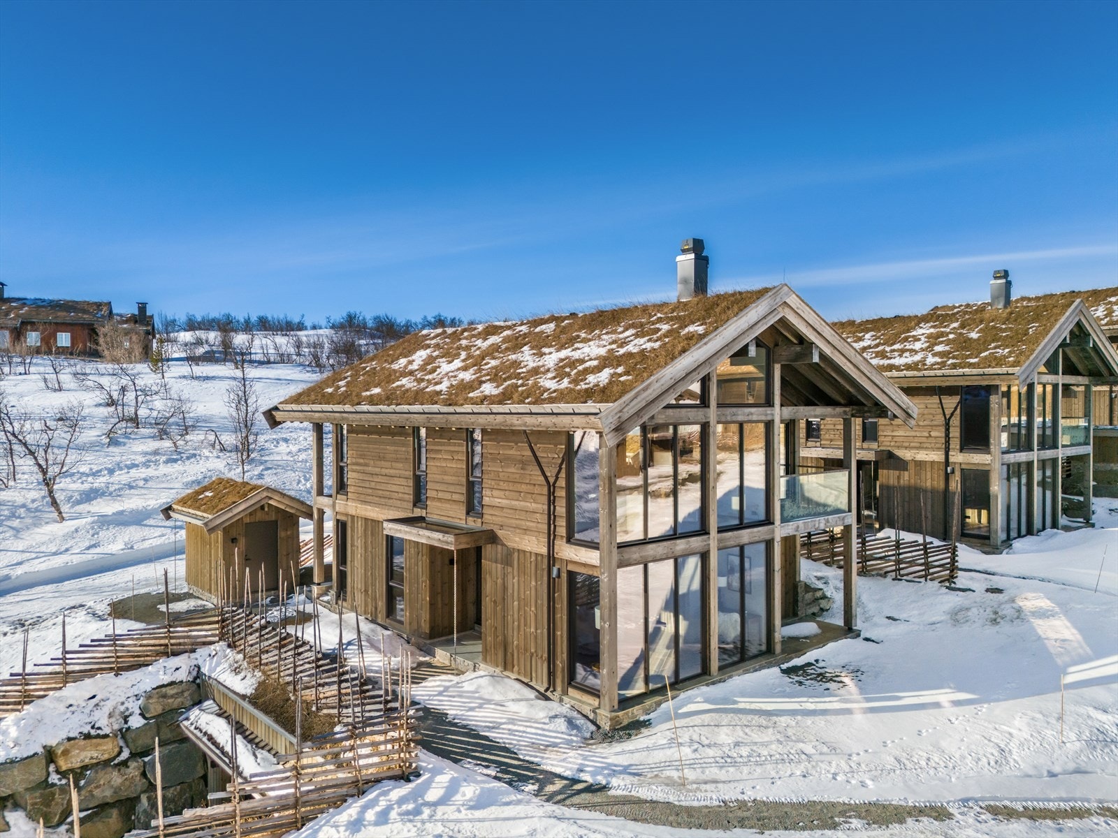 Innvendige arealer på 149m2 fordelt på to etasjer.I tillegg til dette er det 2 balkonger, 2 boder, 2 garasjeplasser og terrasseruteområder. Bilde er tatt fra Chalet nr 9 Galleribilde