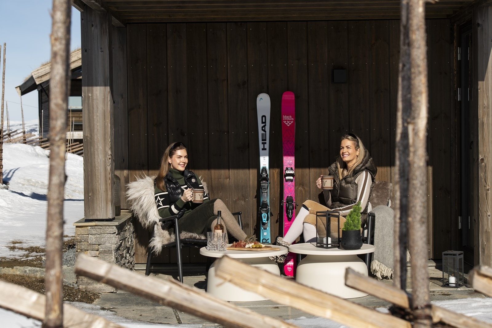 Privat markterrasse i solretning, med plass til alt du måtte ønske - lounge, bålpanne, langbord og grill. Galleribilde
