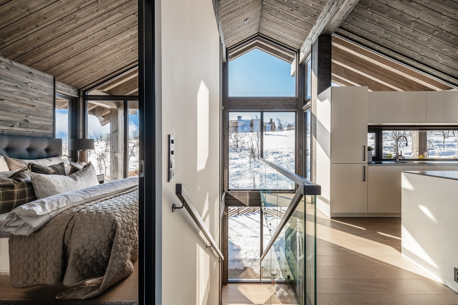 Velkommen opp til 2. etg! Store vindusflater slipper inn masse naturlig lys. Alle innvendige og utvendige bilder er tatt fra Chalet nr 9. Galleribilde