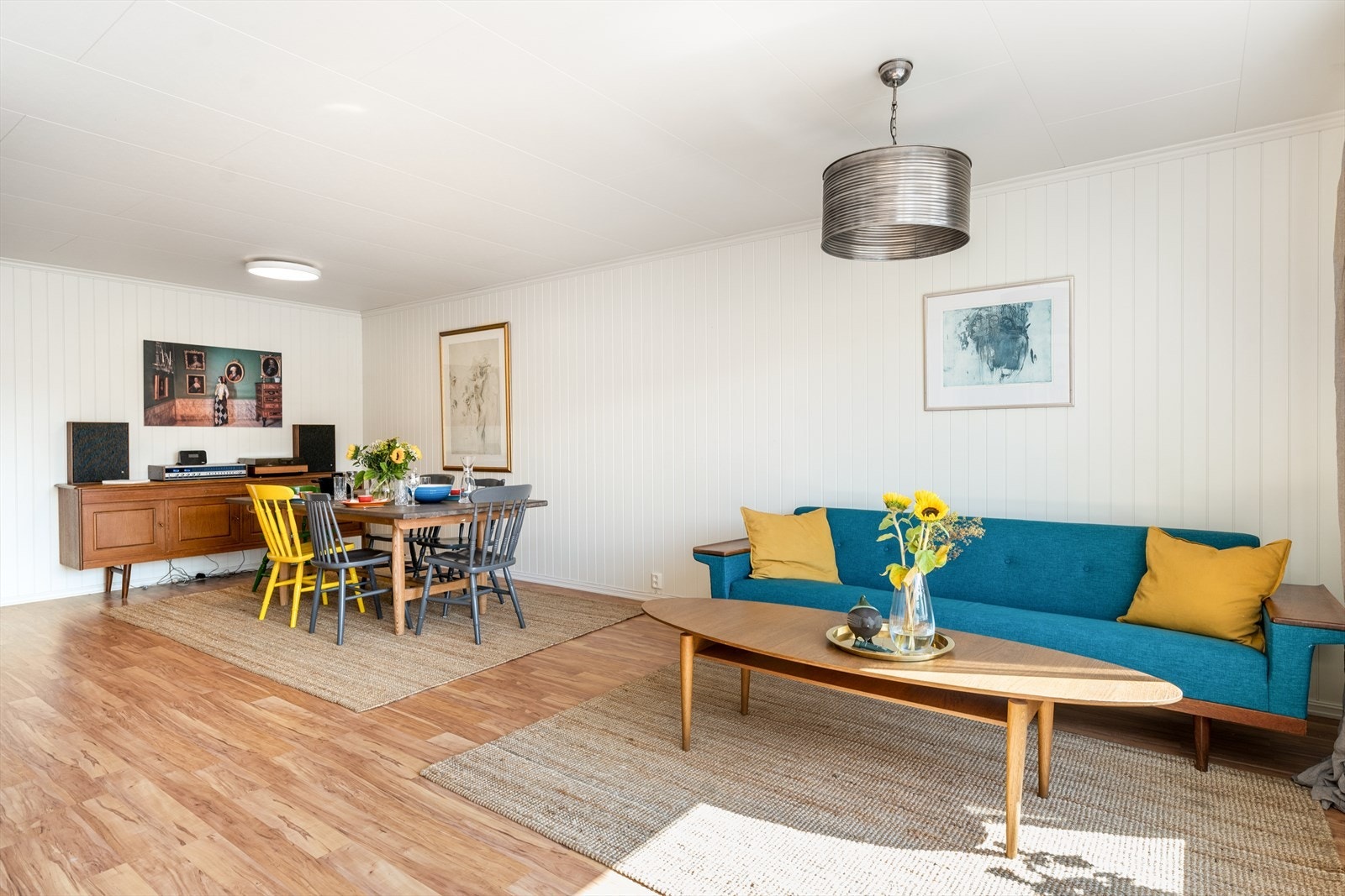 Vinduene slipper rikelig med lys inn i stuen. Galleribilde