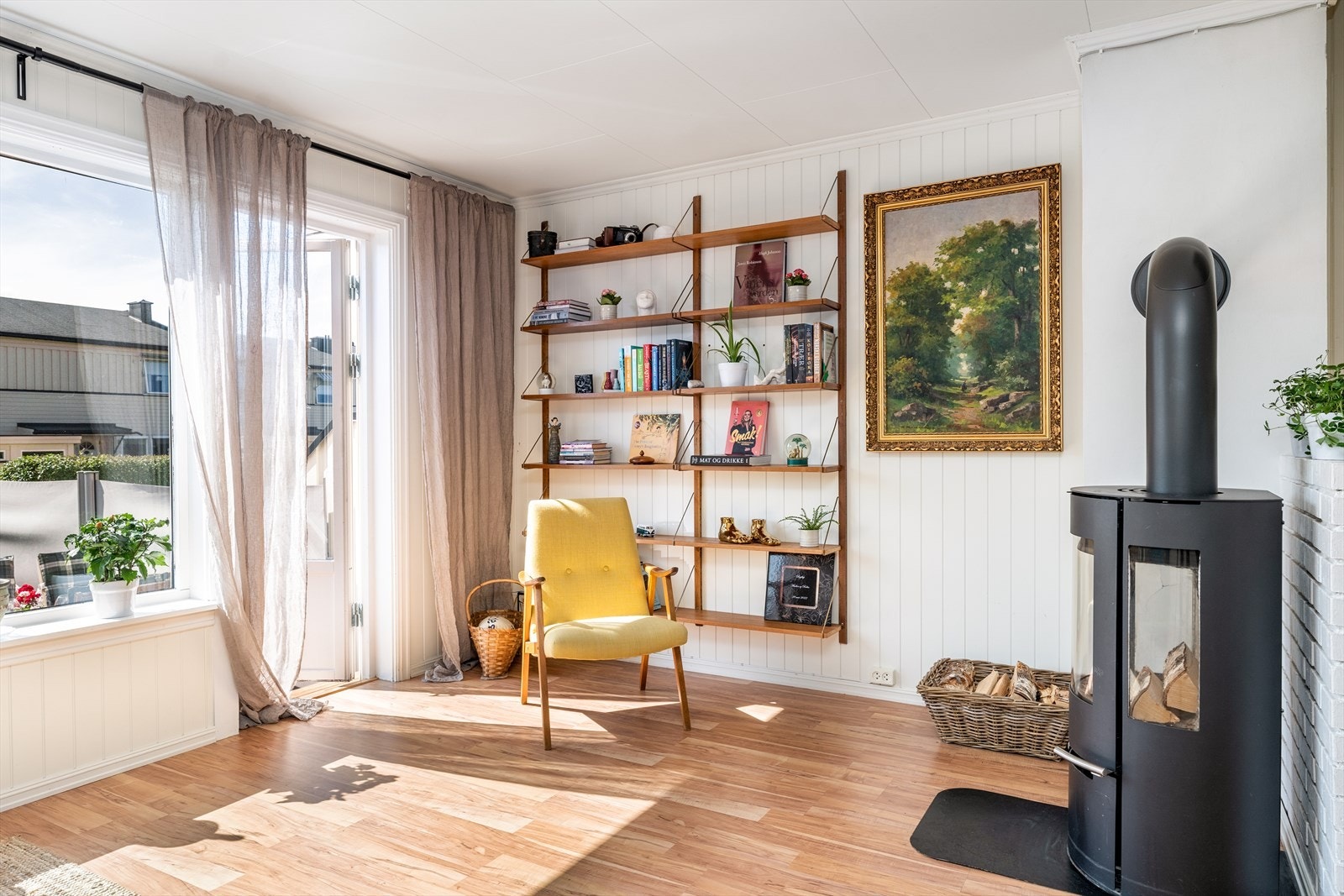 I stuen er det vedovn som gir god og lun varme. Vinduer, ytterdør og terrassedør er skiftet ut i regi av borettslaget per oktober 2024. Galleribilde