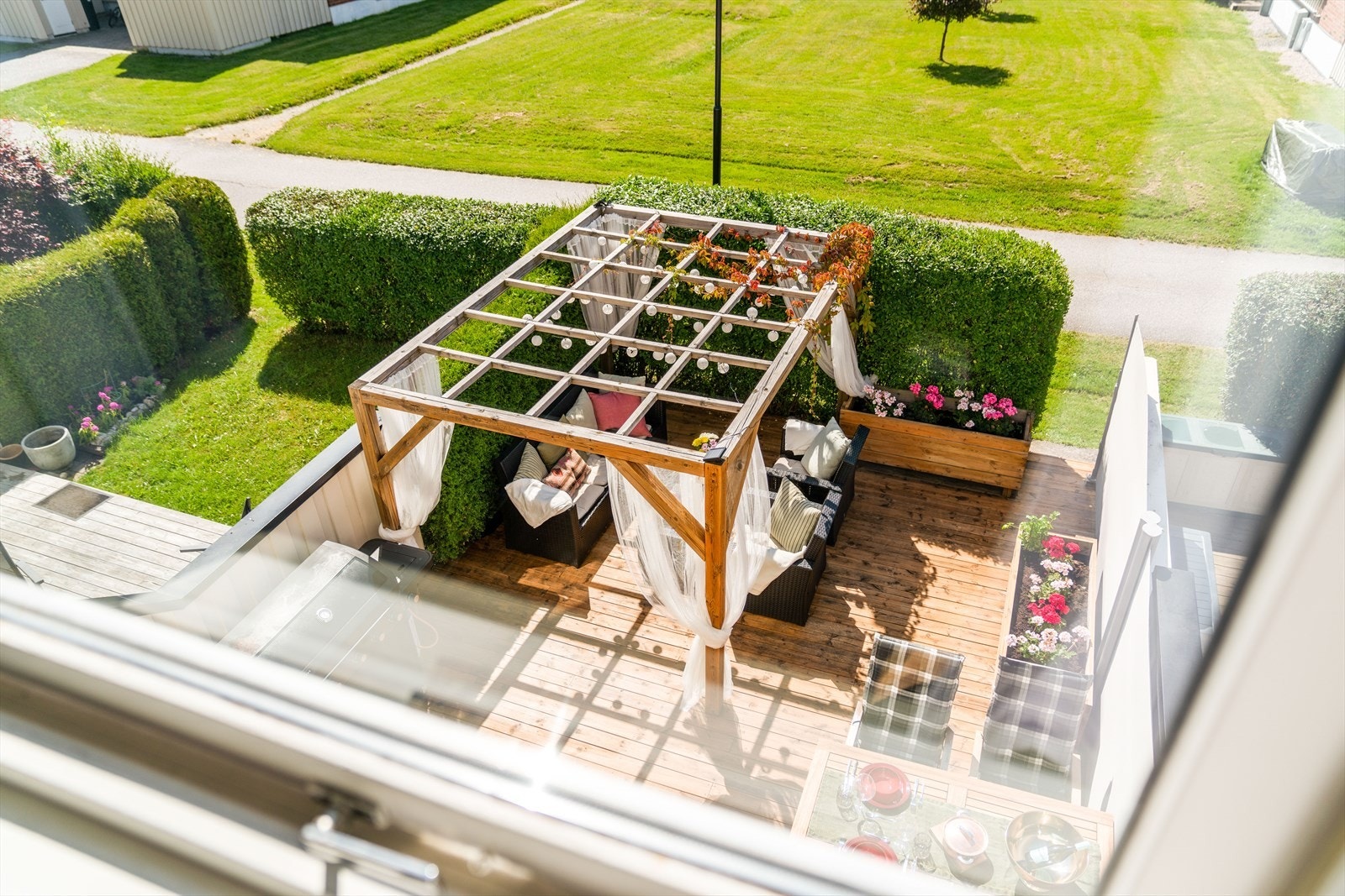 Utsikt mot den nydelige uteplassen fra et av soverommene. Galleribilde